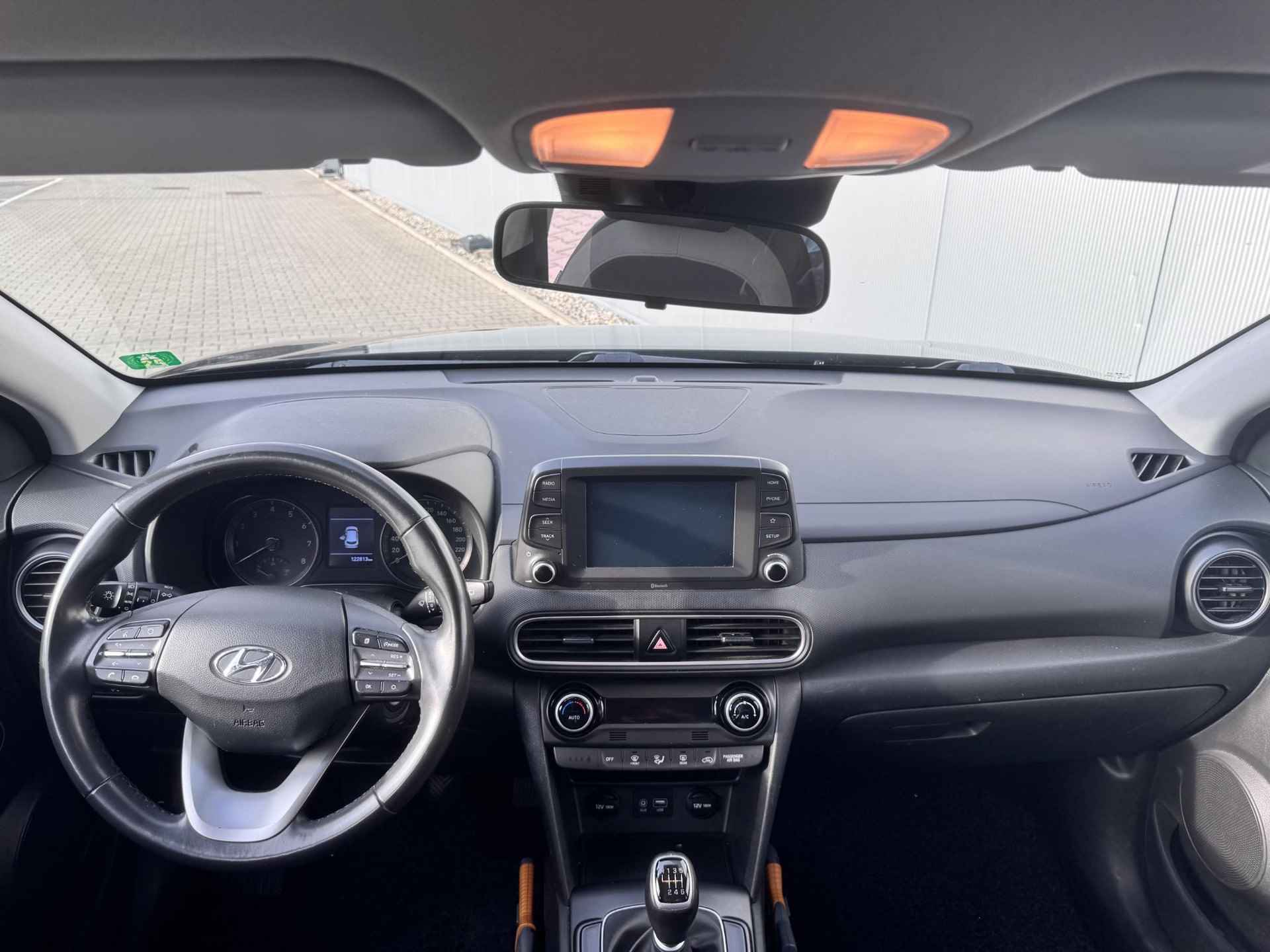 Hyundai Kona 1.0T Comfort / Achteruitrijcamera / Airco /  Cruise controle / Apple Carplay/Android Auto / Winterbanden op lichtmetalen 16'' velg / - 2/32