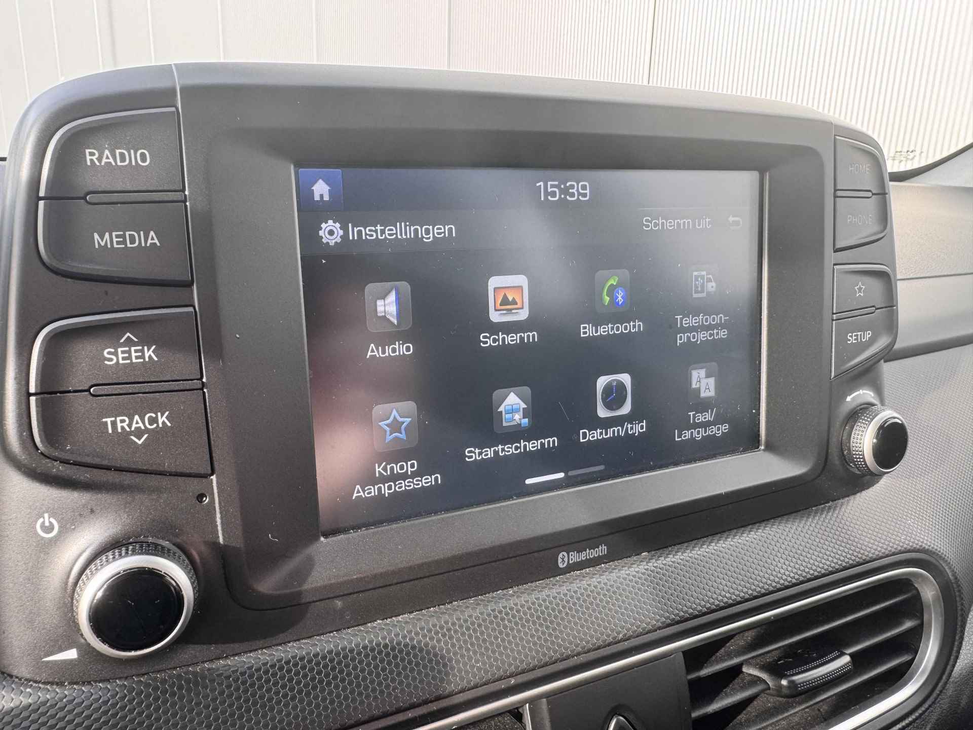 Hyundai Kona 1.0T Comfort / Achteruitrijcamera / Airco /  Cruise controle / Apple Carplay/Android Auto / Winterbanden op lichtmetalen 16'' velg / - 28/32