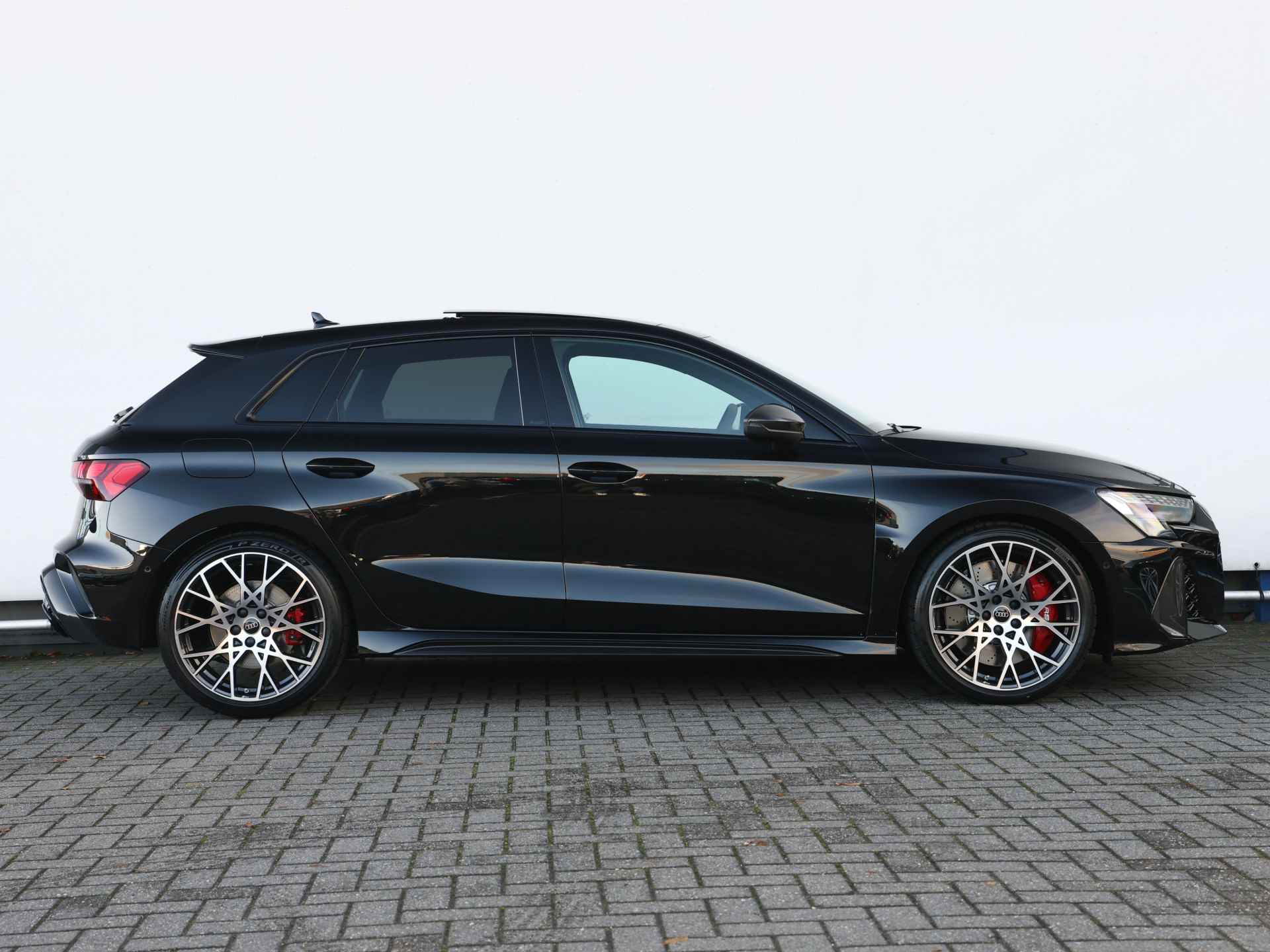 Audi RS3 2.5 TFSI quattro | RS designpakket rood | Carbon pakket | RS Sportuitlaatsysteem | Top 280km/h | - 2/58