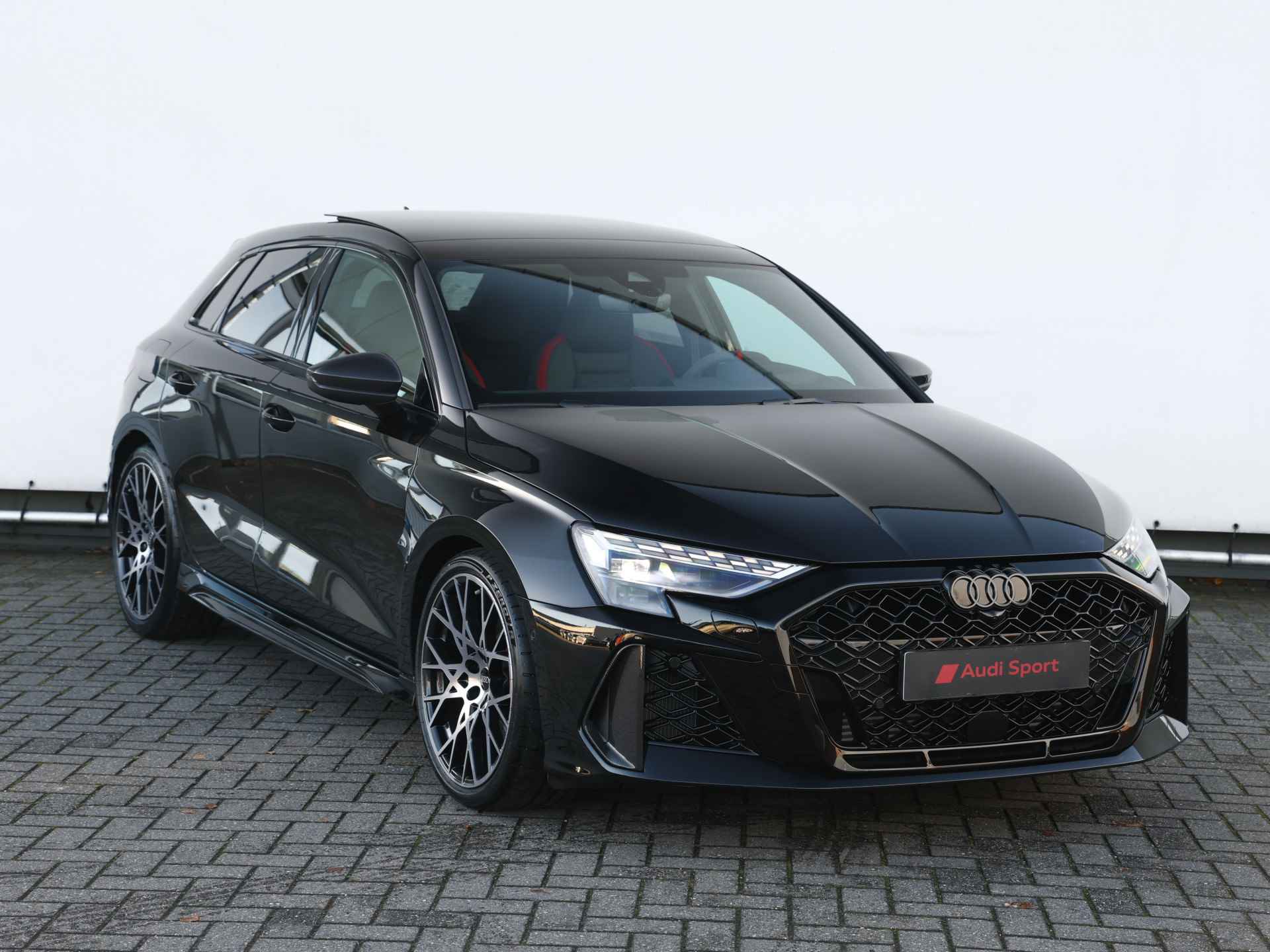 Audi RS3 2.5 TFSI quattro | RS designpakket rood | Carbon pakket | RS Sportuitlaatsysteem | Top 280km/h | - 3/58