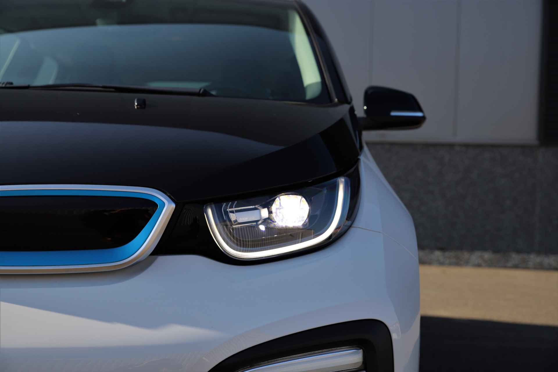 BMW i3 120Ah 42 kWh /Adaptive cruise/warmtepomp/12.709km/3-fase/Camera/19" - 35/42