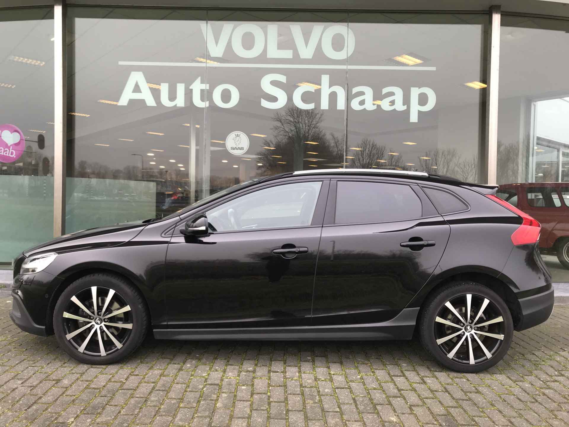 Volvo V40 Cross Country 1.5 T3 Polar+ Luxury Automaat | Rijklaar incl 12 mnd Bovag | Panoramadak DAB Camera Trekhaak Keyless - 2/12