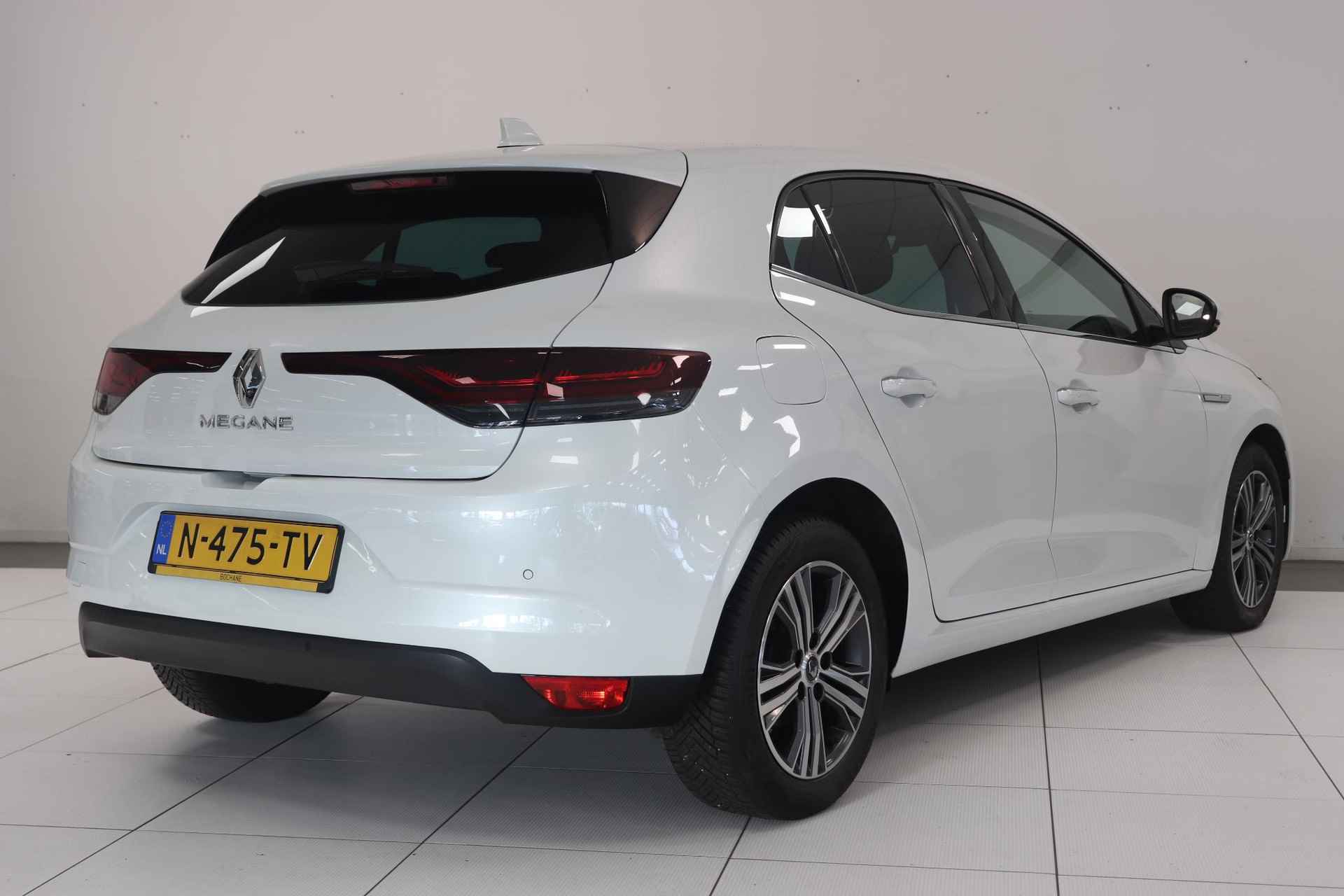 Renault Mégane 1.3 TCe 140 EDC Intens Automaat | Navigatie | Parkeersensoren | Bluetooth | - 3/33