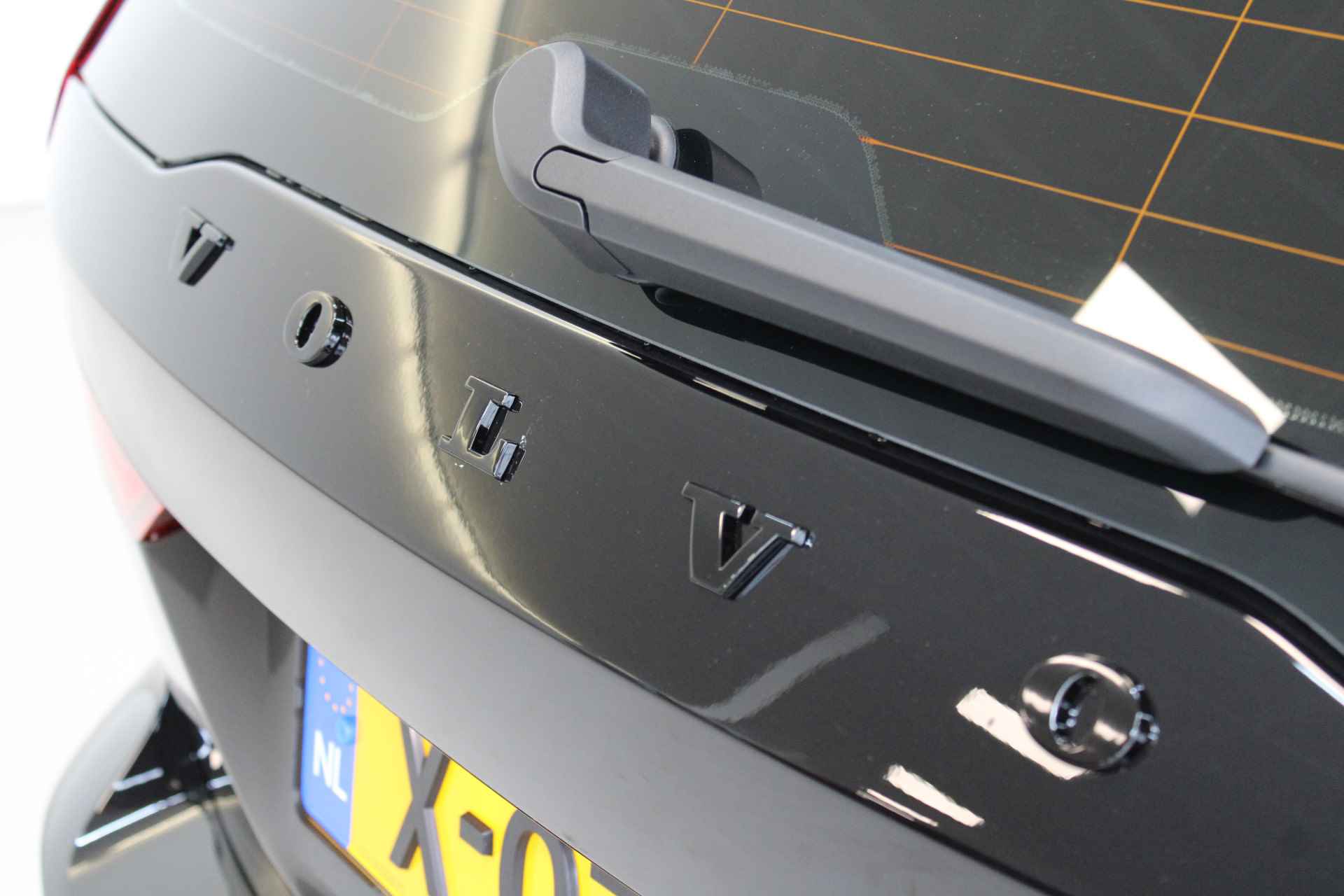 Volvo V60 B3 163PK Essential | Black Pack | Blis | Pilot Assist | 19'' | Getint Glas | Stoelverw - 43/50