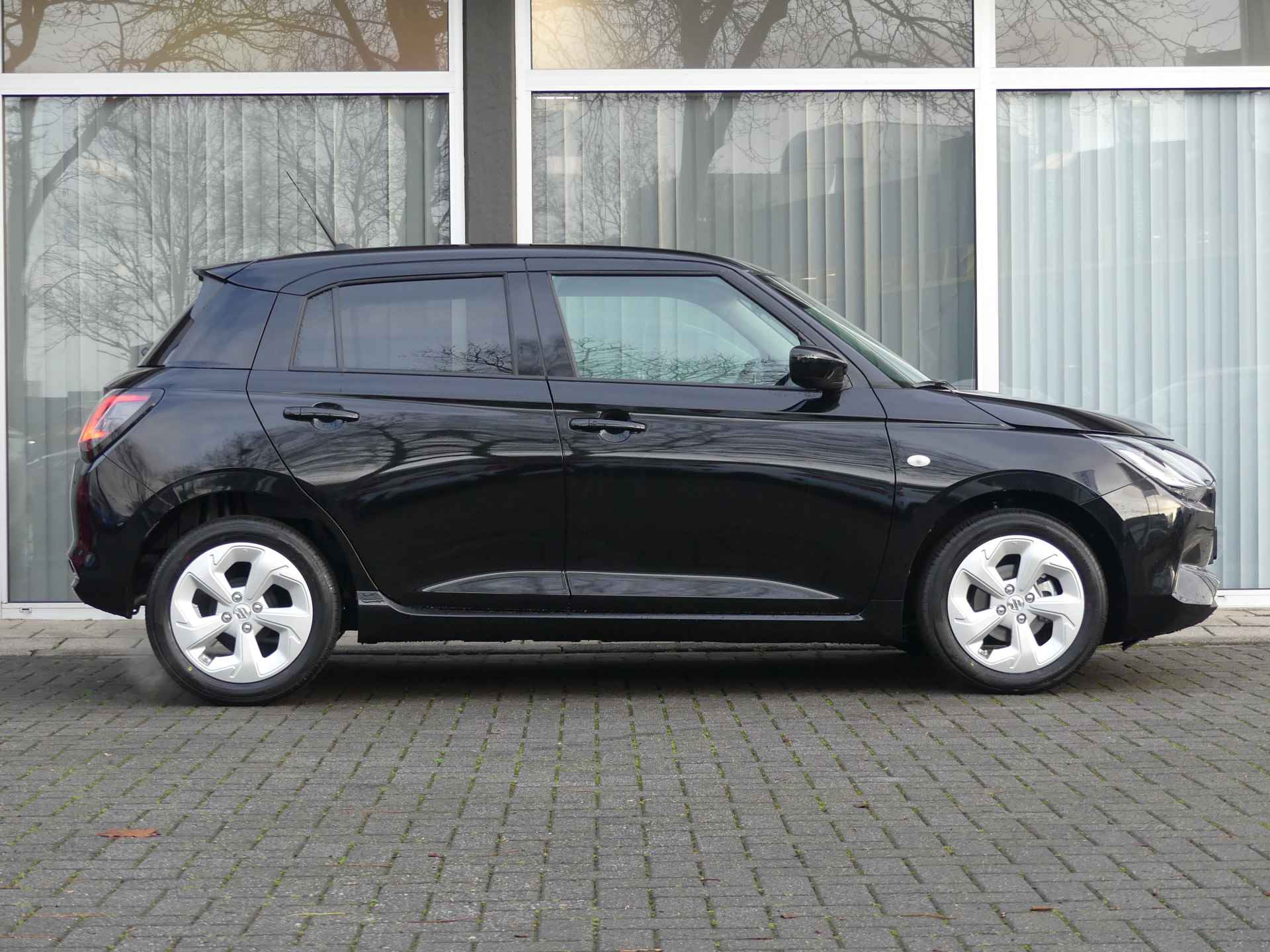 Suzuki Swift 1.2 Select Smart Hybrid, NIEUW, 6 jaar GARANTIE! Navigatie, Cruise Control Adaptief, Parkeersensoren Achter, Achteruitrijcamera - 2/24