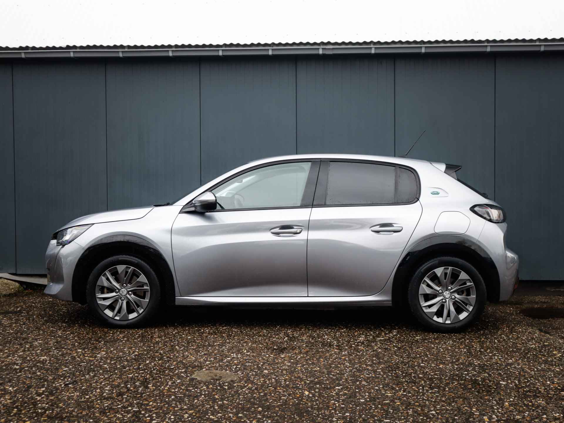 Peugeot e-208 EV Allure 50 kWh (136PK) (Subsidie Mogelijk), 1e-Eig, Dealer-Onderh., 12-MND-BOVAG, NL-Auto, Navigatie/Apple-Carplay/Android-Auto, Keyless-Entry/Start, Half-Leer, Parkeersensoren-V+A, Spiegel-Pakket, LM.-Velgen, Licht-Zicht-Pakket, Stoelverwarming, Privacy-Glas - 18/37