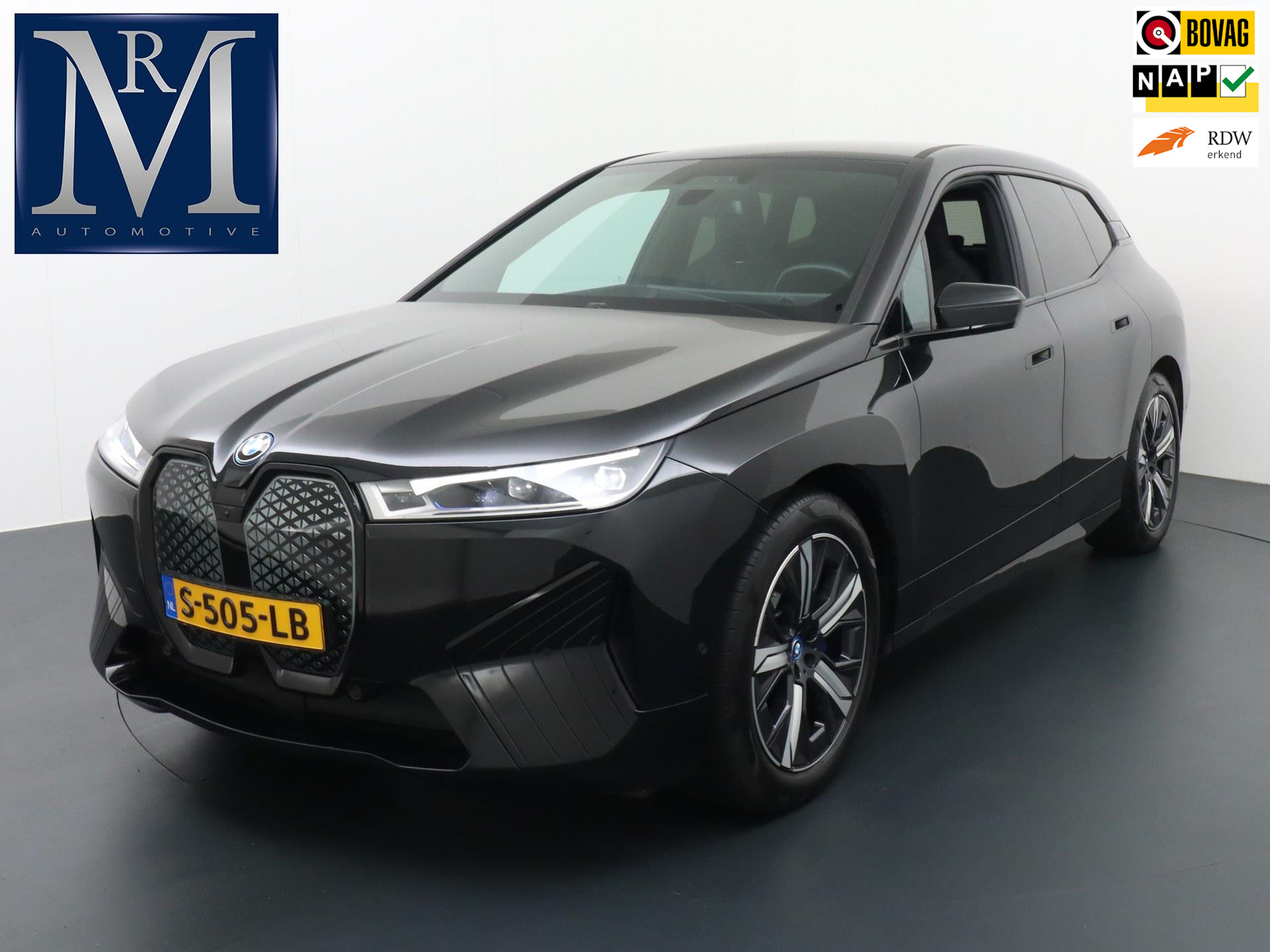 BMW IX XDrive40 High Executive 77 kWh |4-WIEL BESTURING| ACHTERBANK VERWARMD| HEAD-UP| RIJSTROOKSENSOR| bij viaBOVAG.nl