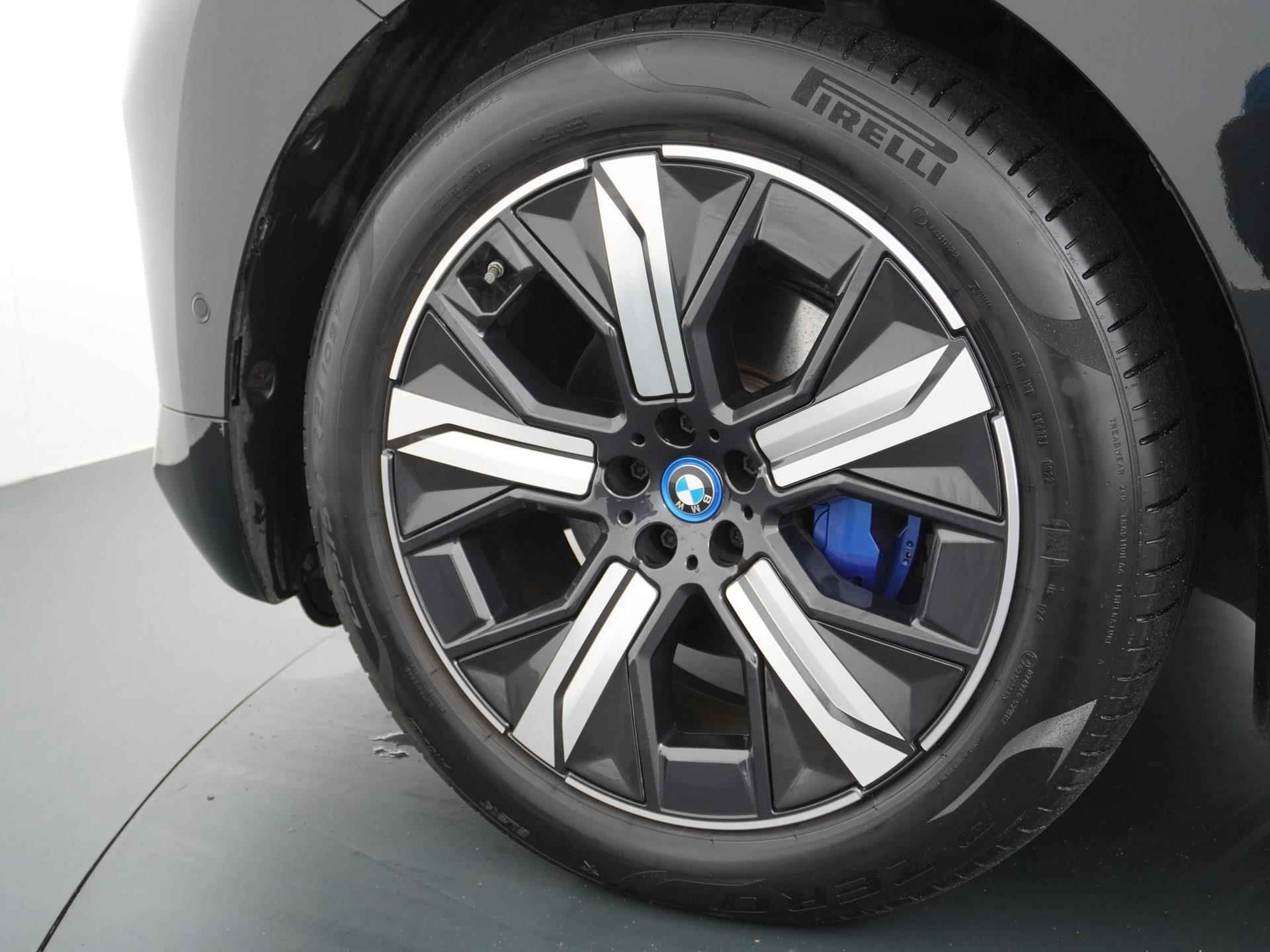 BMW IX XDrive40 High Executive 77 kWh |4-WIEL BESTURING| ACHTERBANK VERWARMD| HEAD-UP| RIJSTROOKSENSOR| - 16/51