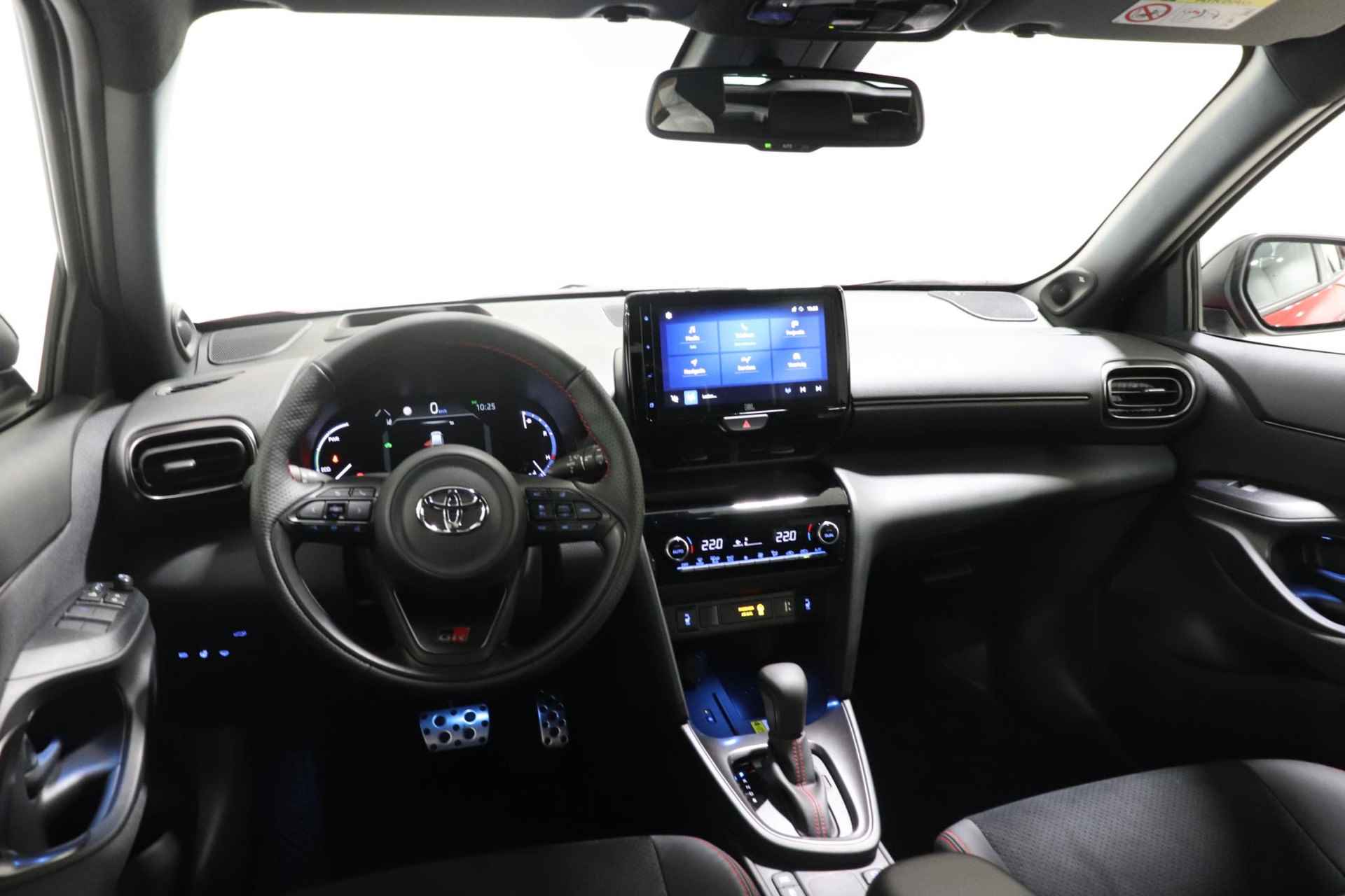 Toyota Yaris Cross 1.5 Hybrid GR Sport, Elek achterklep, BSM, Demo, Sport accenten, Stuur, Voorruit en Stoel verwarming, Sensoren! - 3/45