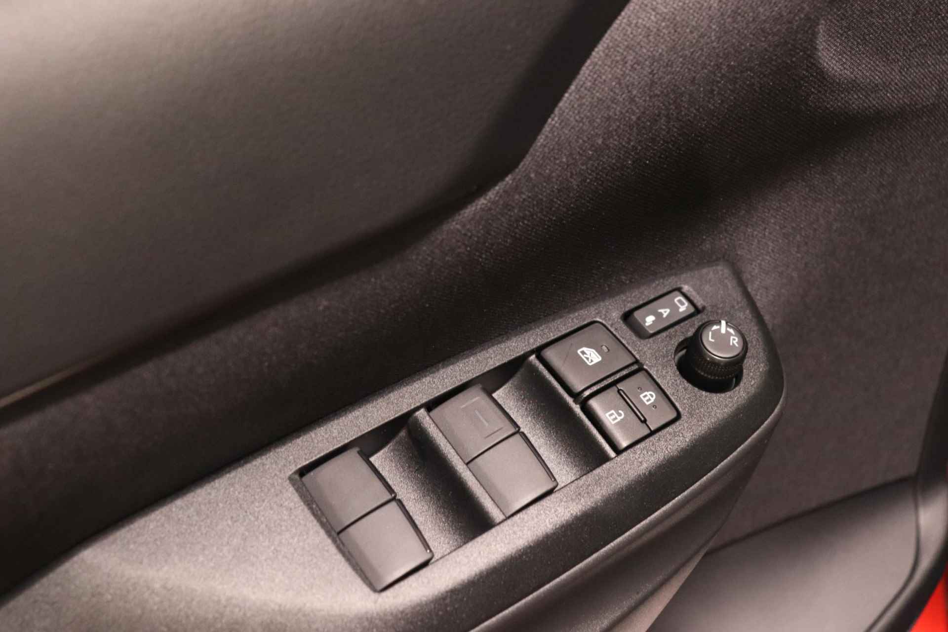 Toyota Yaris Cross 1.5 Hybrid GR Sport, Elek achterklep, BSM, Demo, Sport accenten, Stuur, Voorruit en Stoel verwarming, Sensoren! - 10/45
