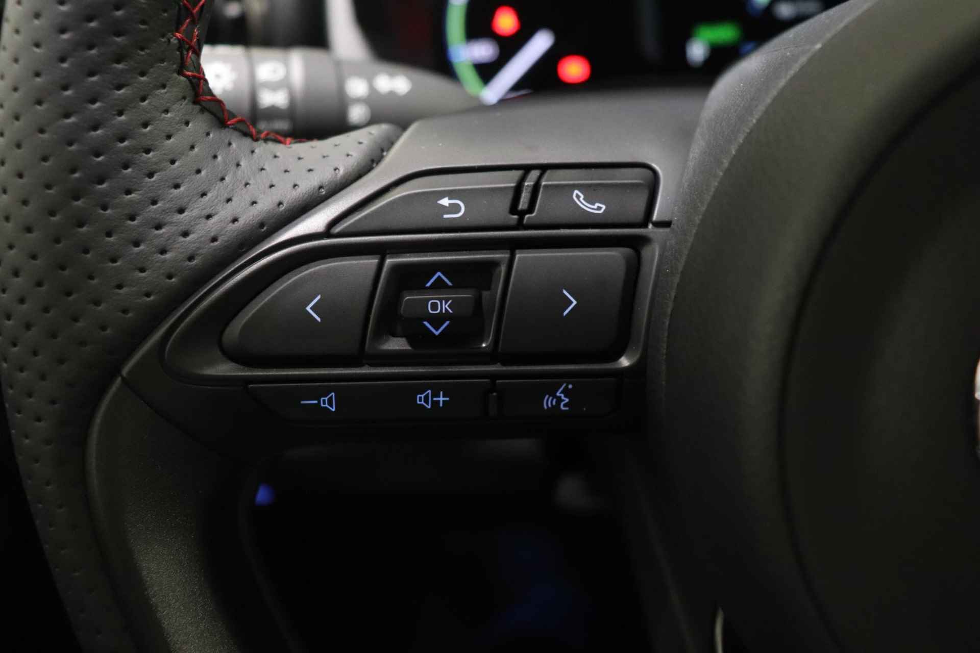 Toyota Yaris Cross 1.5 Hybrid GR Sport, Elek achterklep, BSM, Demo, Sport accenten, Stuur, Voorruit en Stoel verwarming, Sensoren! - 11/45