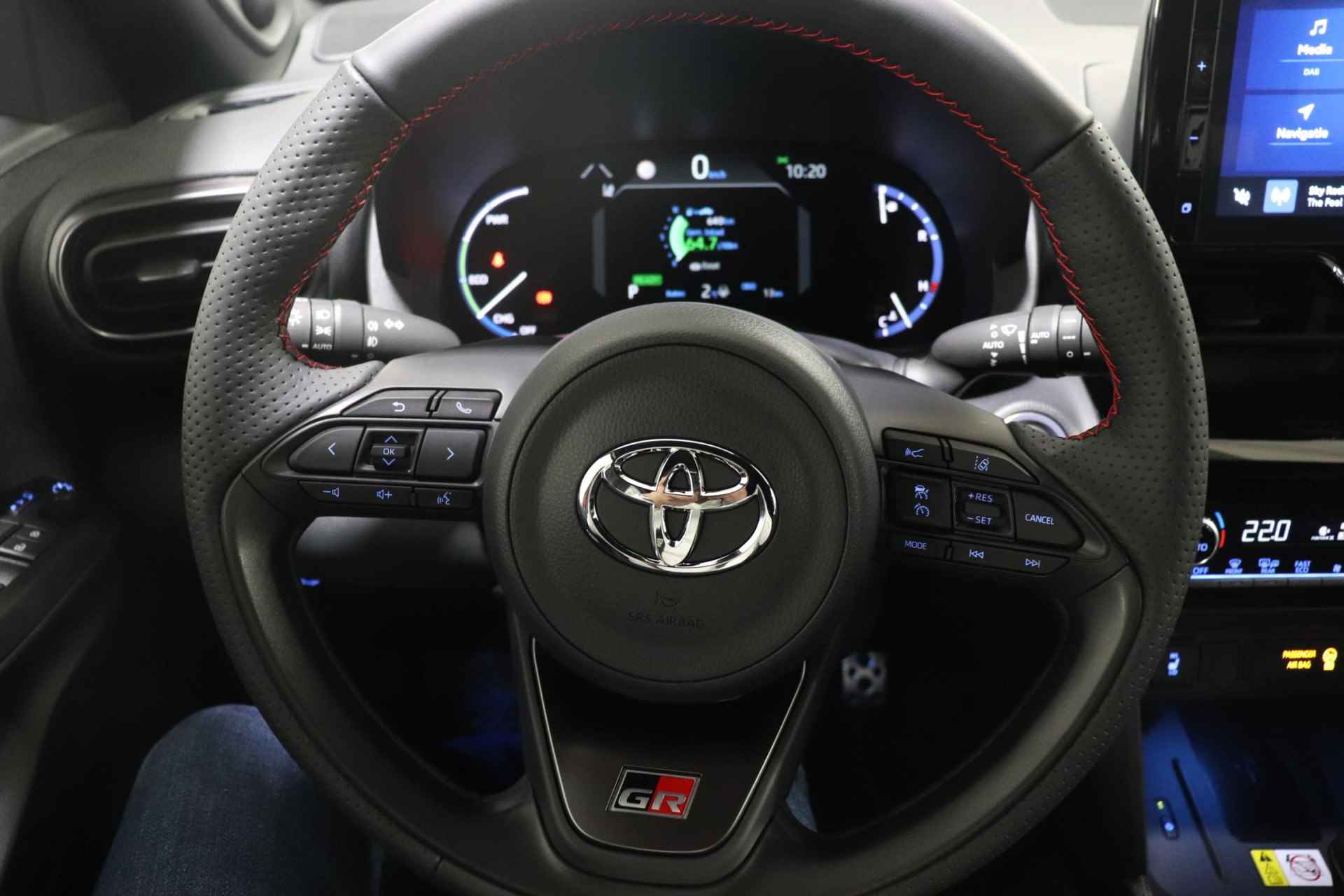 Toyota Yaris Cross 1.5 Hybrid GR Sport, Elek achterklep, BSM, Demo, Sport accenten, Stuur, Voorruit en Stoel verwarming, Sensoren! - 18/45