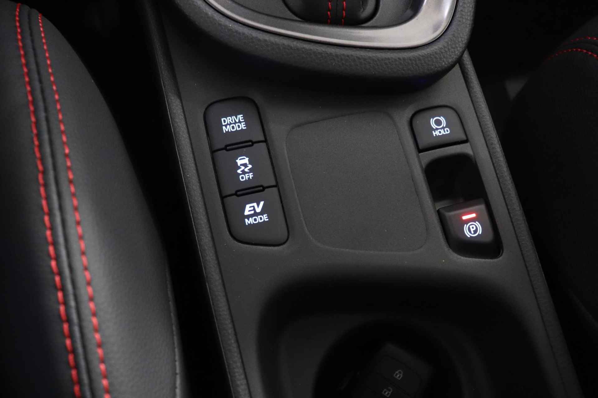 Toyota Yaris Cross 1.5 Hybrid GR Sport, Elek achterklep, BSM, Demo, Sport accenten, Stuur, Voorruit en Stoel verwarming, Sensoren! - 33/45