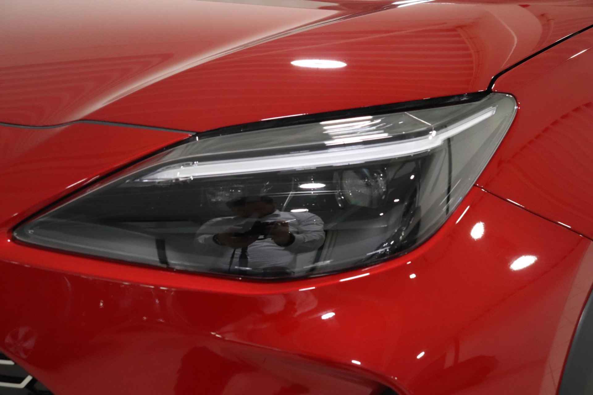 Toyota Yaris Cross 1.5 Hybrid GR Sport, Elek achterklep, BSM, Demo, Sport accenten, Stuur, Voorruit en Stoel verwarming, Sensoren! - 40/45