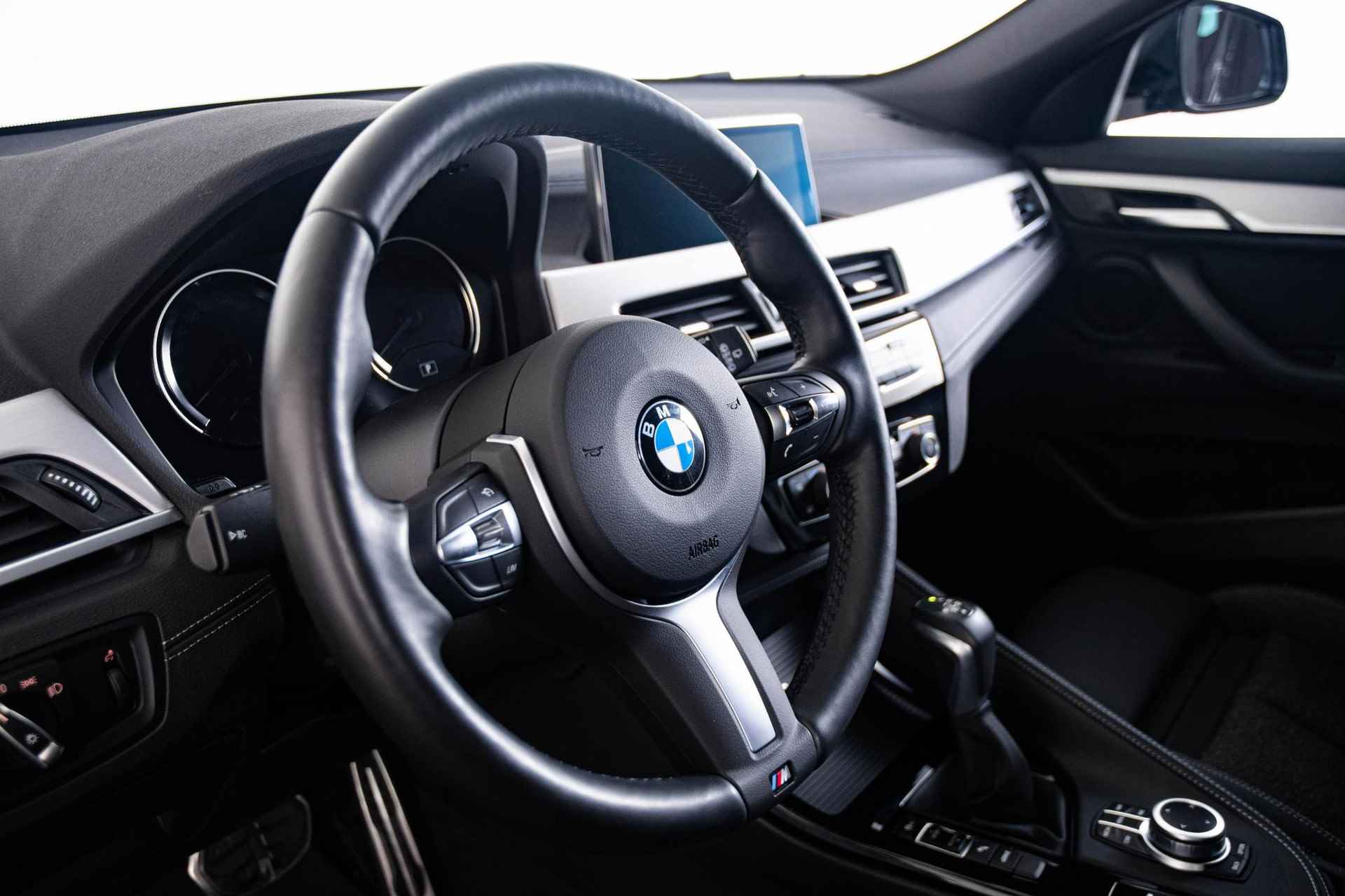 BMW X2 xDrive25e High Executive M Sport - Elektrisch verwarmde voorstoelen - Sportstoelen - Park Assistant - Cruise Control - Koplampsproeiers - Elektrische Achterklep - Stuurwielrand verwarmd - Armsteun voor - - 30/68