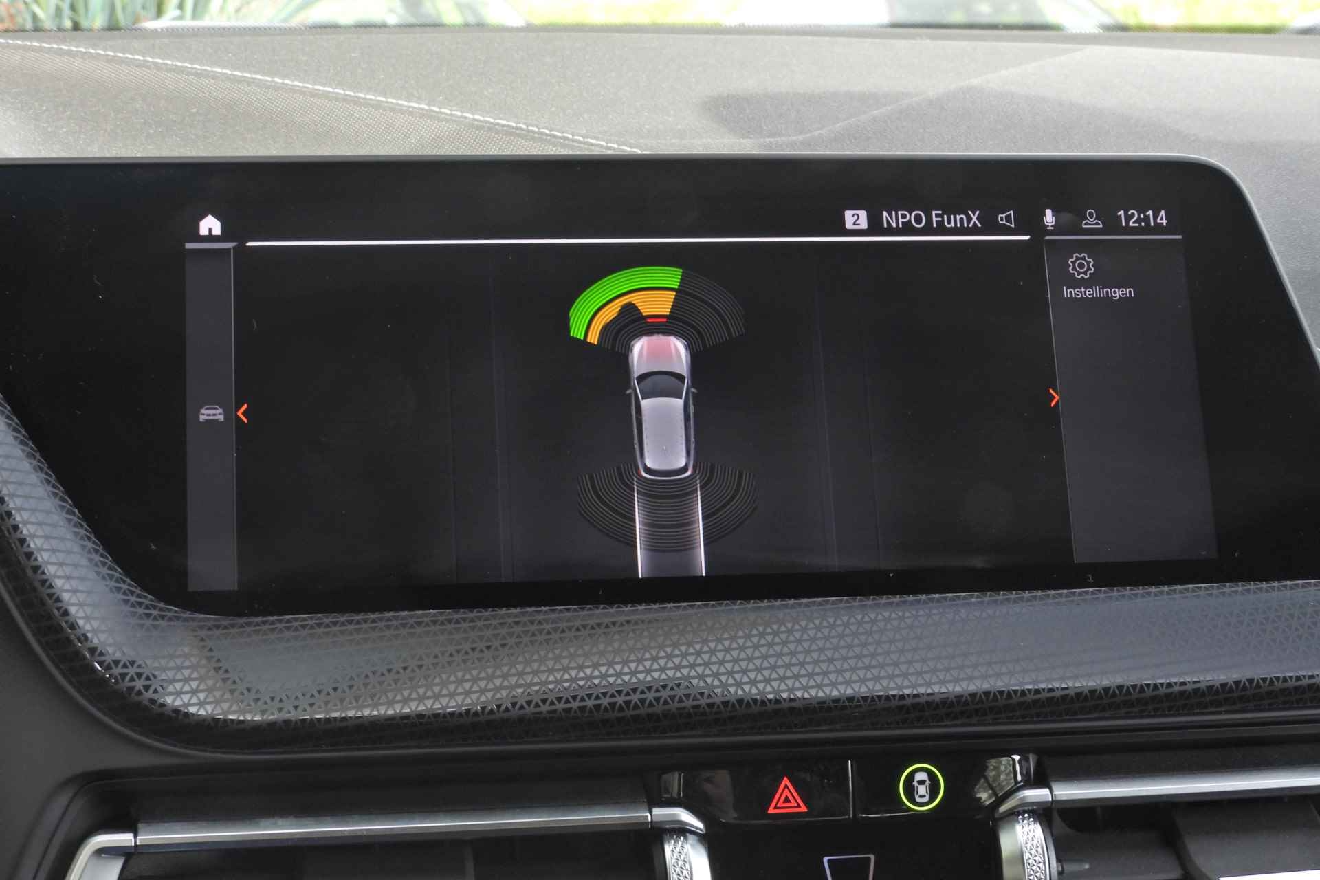 BMW 1-serie 118i Executive Sport Line Automaat / Sportstoelen / Adaptieve LED / Live Cockpit Professional / Stoelverwarming / PDC voor + achter - 8/34