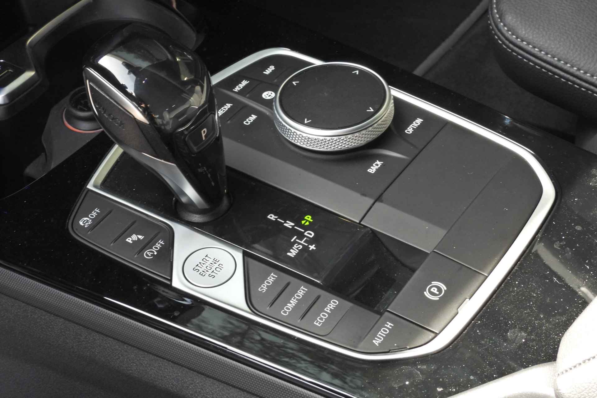 BMW 1-serie 118i Executive Sport Line Automaat / Sportstoelen / Adaptieve LED / Live Cockpit Professional / Stoelverwarming / PDC voor + achter - 17/34