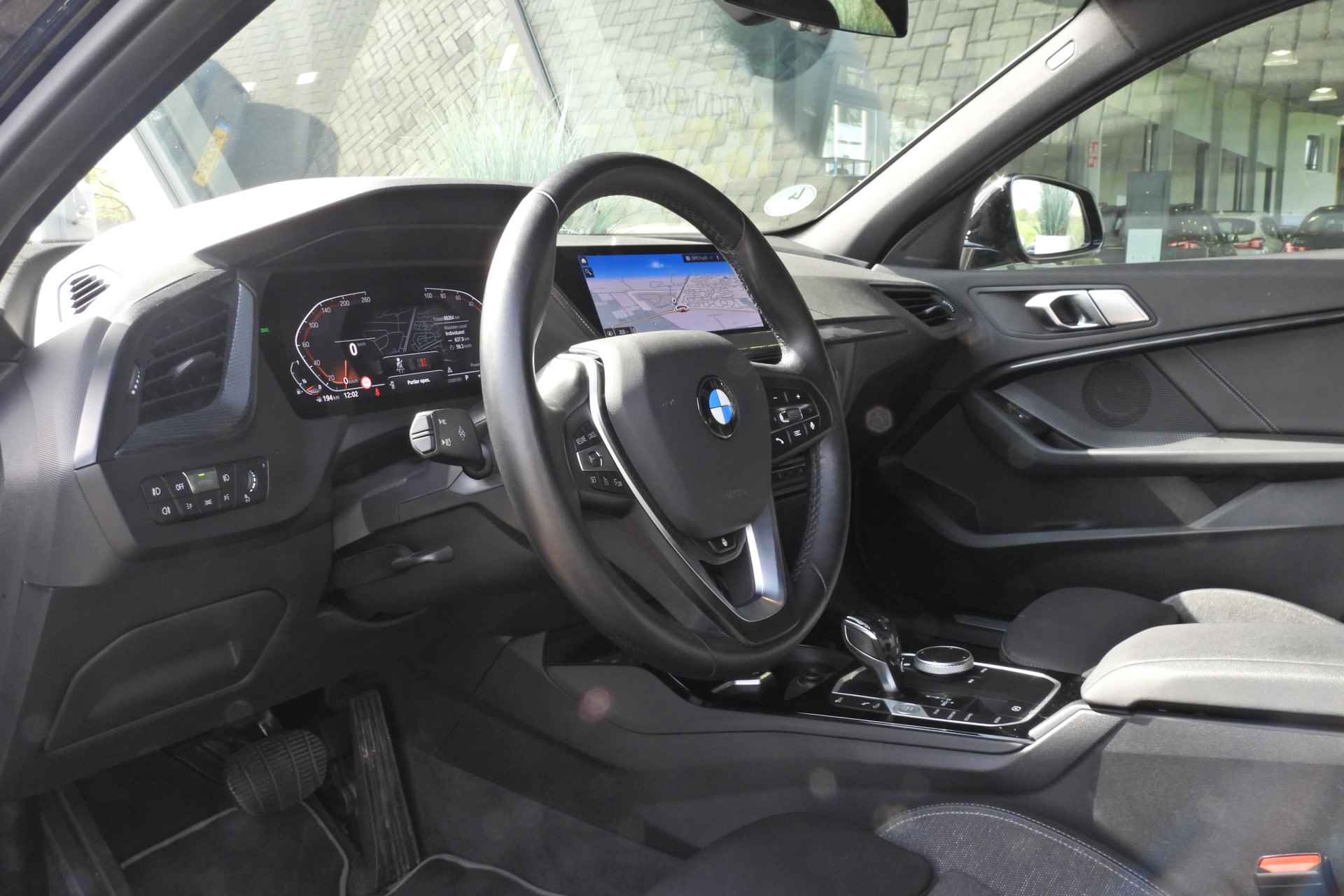 BMW 1-serie 118i Executive Sport Line Automaat / Sportstoelen / Adaptieve LED / Live Cockpit Professional / Stoelverwarming / PDC voor + achter - 18/34
