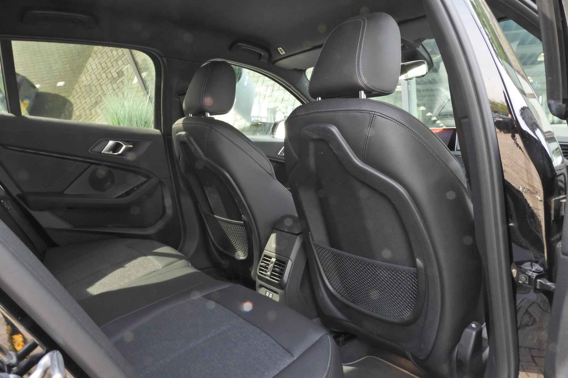 BMW 1-serie 118i Executive Sport Line Automaat / Sportstoelen / Adaptieve LED / Live Cockpit Professional / Stoelverwarming / PDC voor + achter - 23/34