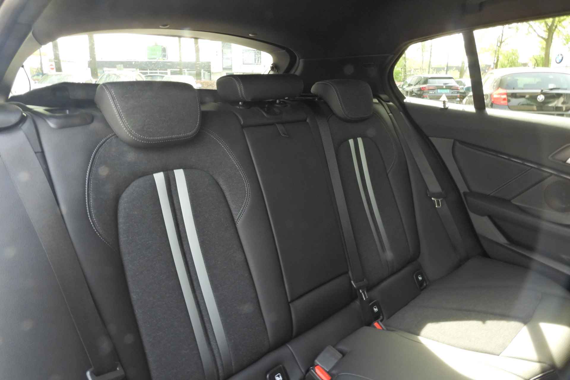 BMW 1-serie 118i Executive Sport Line Automaat / Sportstoelen / Adaptieve LED / Live Cockpit Professional / Stoelverwarming / PDC voor + achter - 24/34