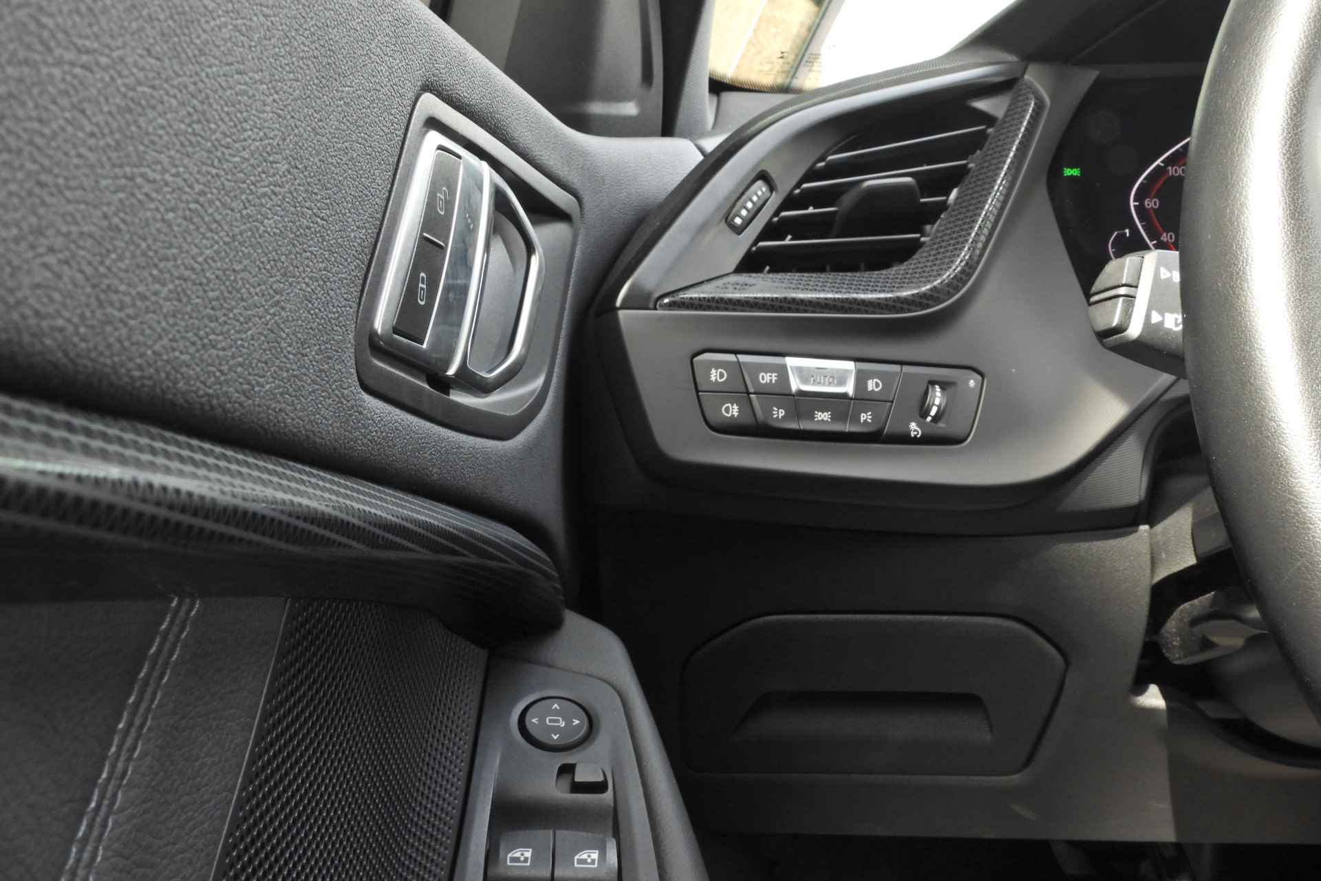 BMW 1-serie 118i Executive Sport Line Automaat / Sportstoelen / Adaptieve LED / Live Cockpit Professional / Stoelverwarming / PDC voor + achter - 25/34