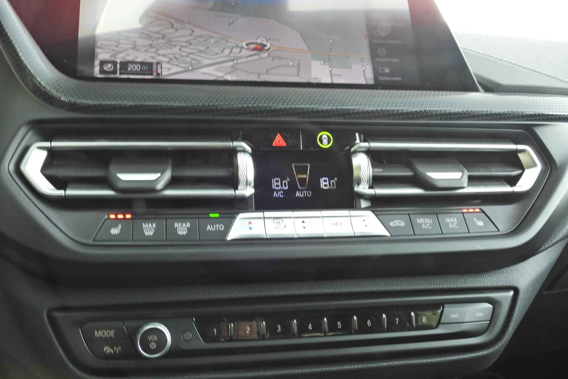 BMW 1-serie 118i Executive Sport Line Automaat / Sportstoelen / Adaptieve LED / Live Cockpit Professional / Stoelverwarming / PDC voor + achter - 33/34