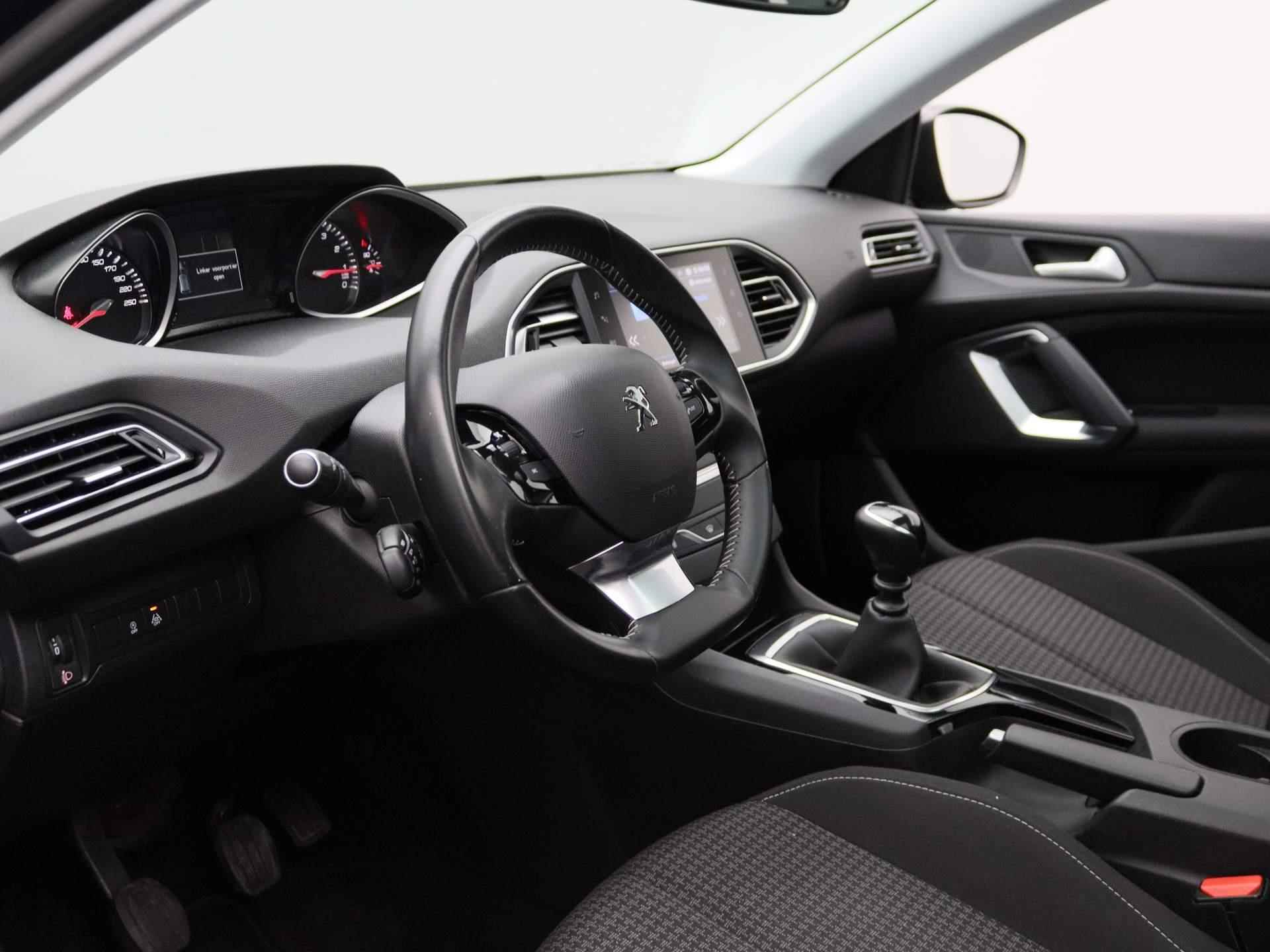 Peugeot 308 1.2 PureTech Blue Lease Executive | Navigatie | Climate control | Panorama dak | LMV | Parkeer sensoren | - 26/34