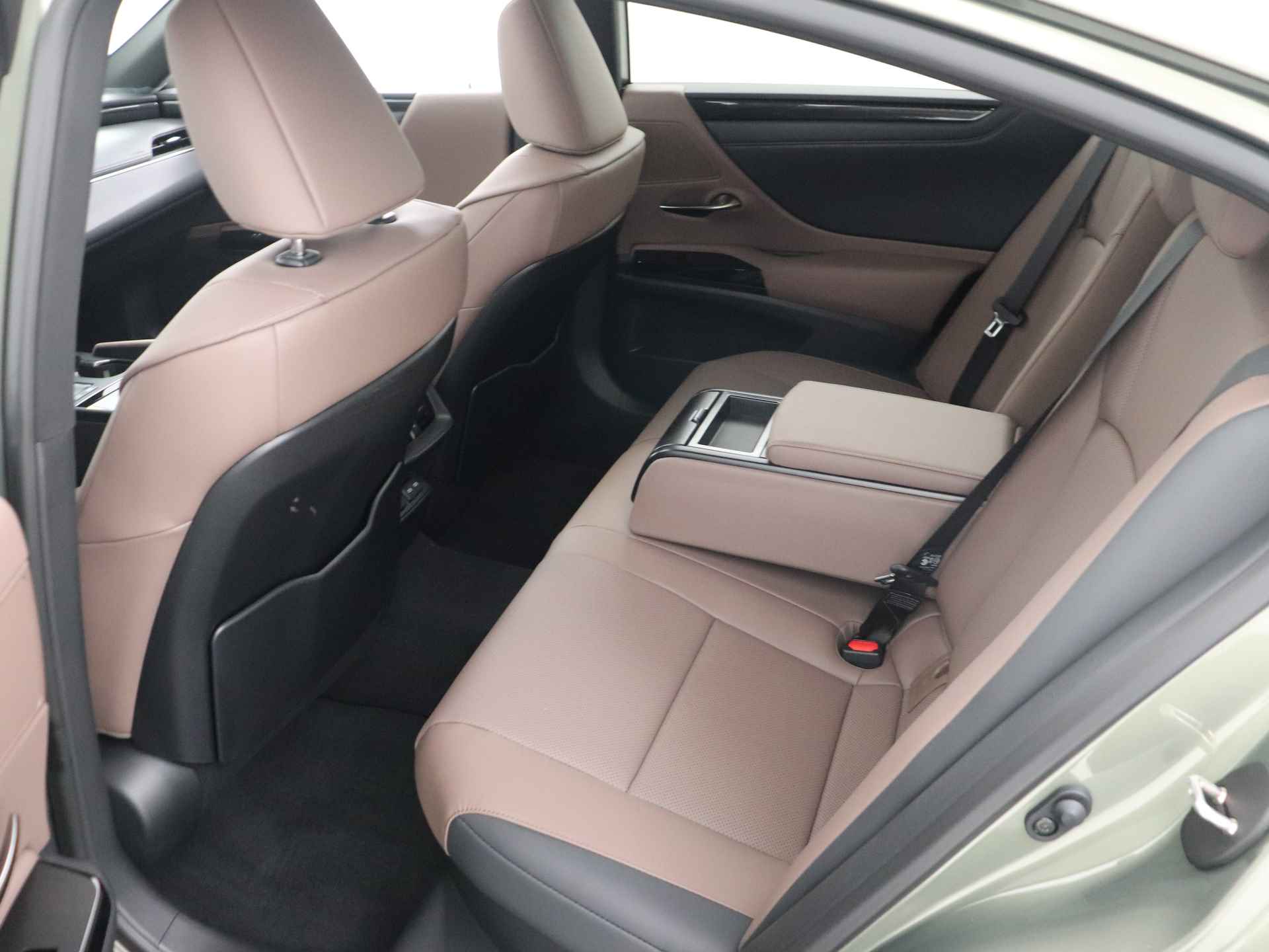 Lexus ES 300h Business Line | Premium Navigatiesysteem | Stoel- en stuurwielverwarming | Apple Carplay/ Android Auto | - 8/49