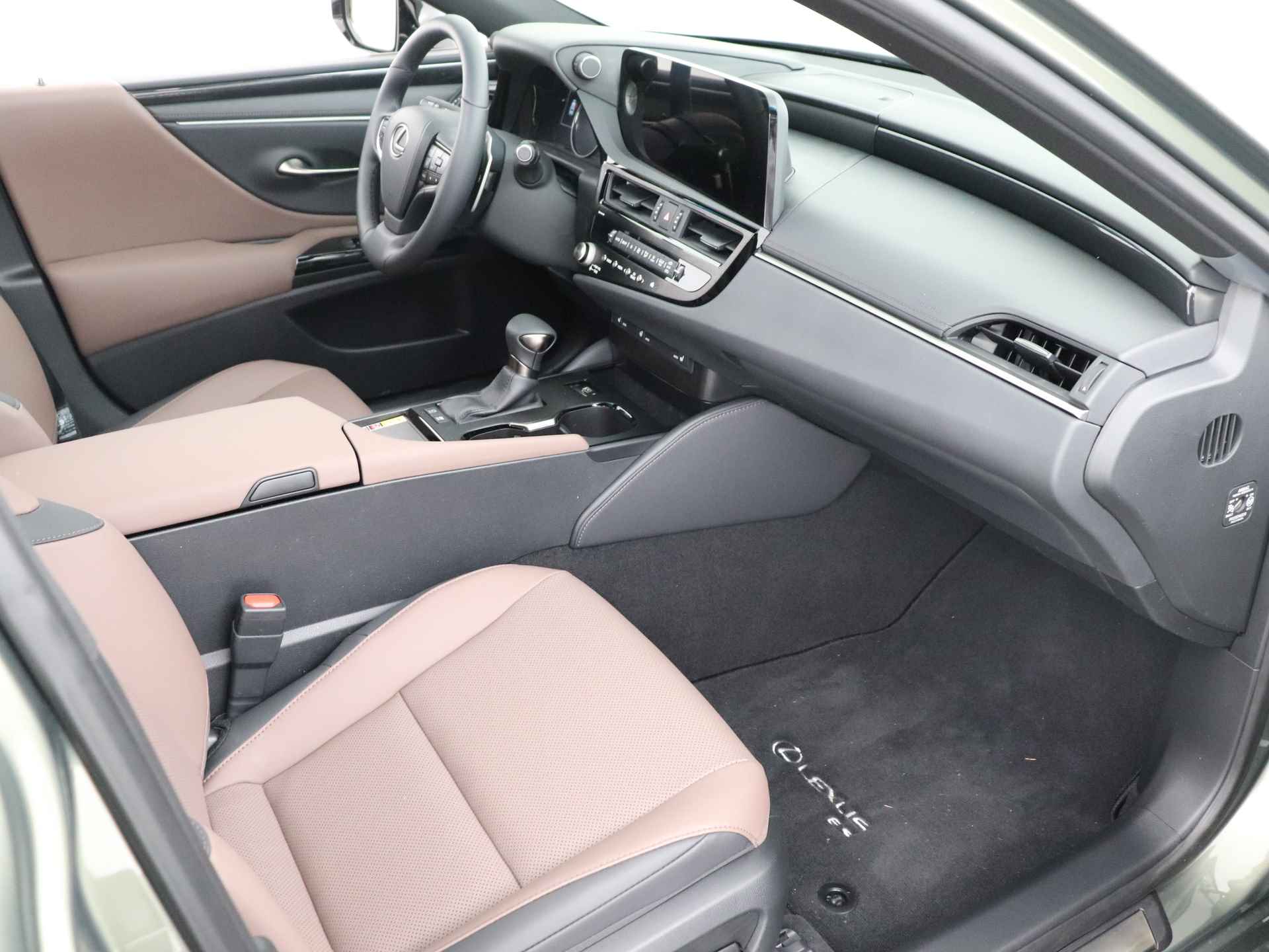 Lexus ES 300h Business Line | Premium Navigatiesysteem | Stoel- en stuurwielverwarming | Apple Carplay/ Android Auto | - 31/49