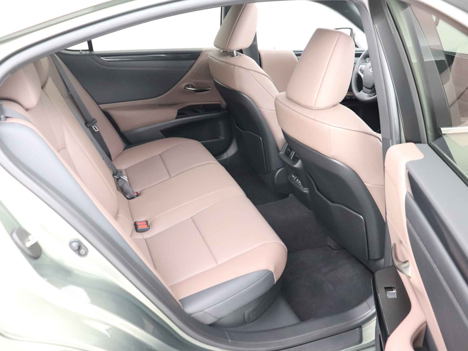 Lexus ES 300h Business Line | Premium Navigatiesysteem | Stoel- en stuurwielverwarming | Apple Carplay/ Android Auto | - 32/49