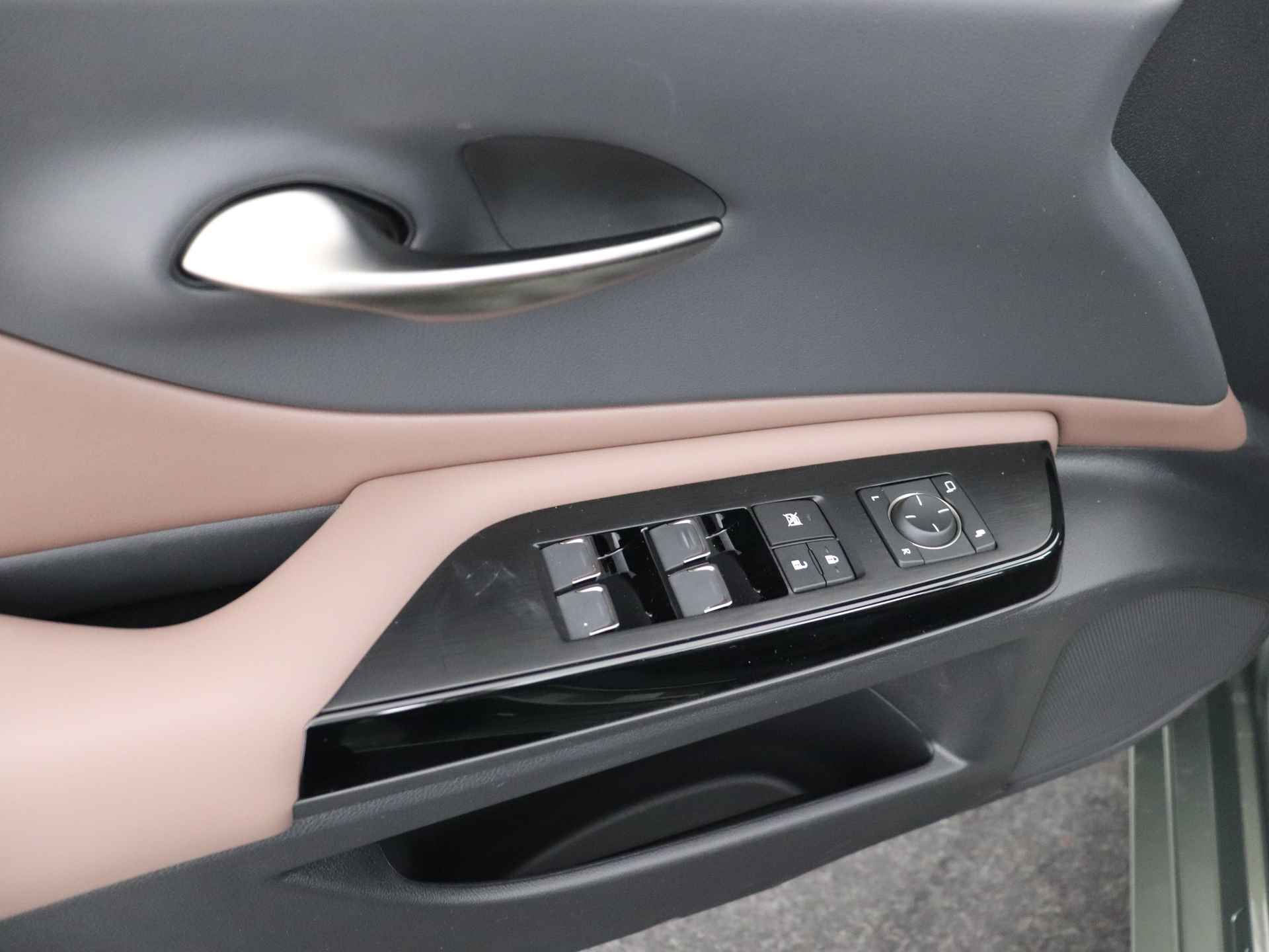 Lexus ES 300h Business Line | Premium Navigatiesysteem | Stoel- en stuurwielverwarming | Apple Carplay/ Android Auto | - 33/49