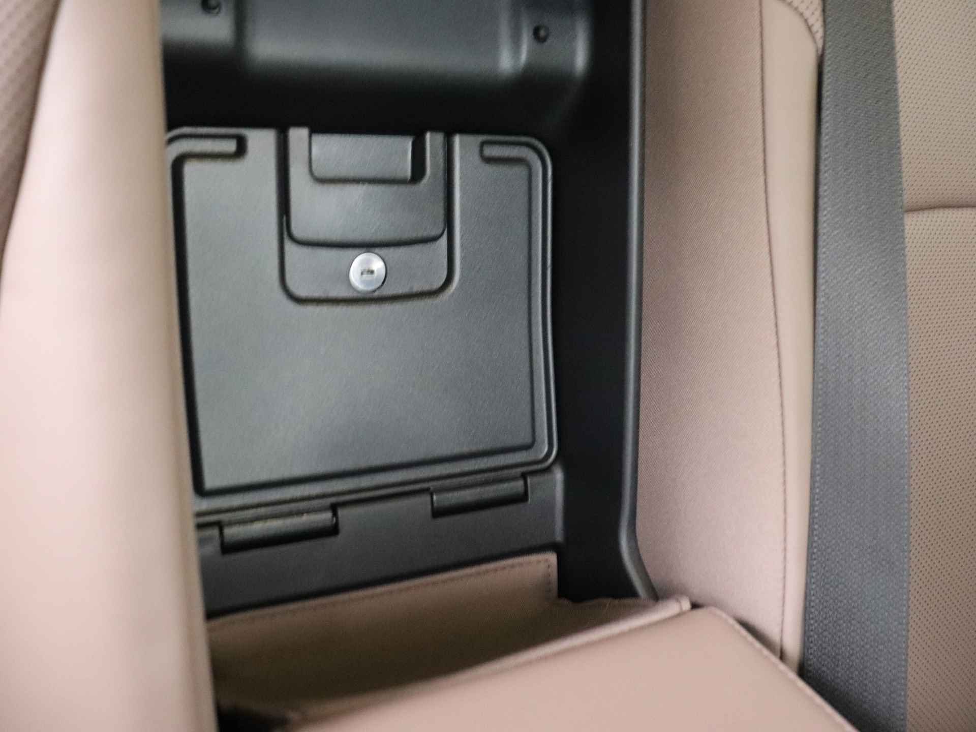 Lexus ES 300h Business Line | Premium Navigatiesysteem | Stoel- en stuurwielverwarming | Apple Carplay/ Android Auto | - 34/49
