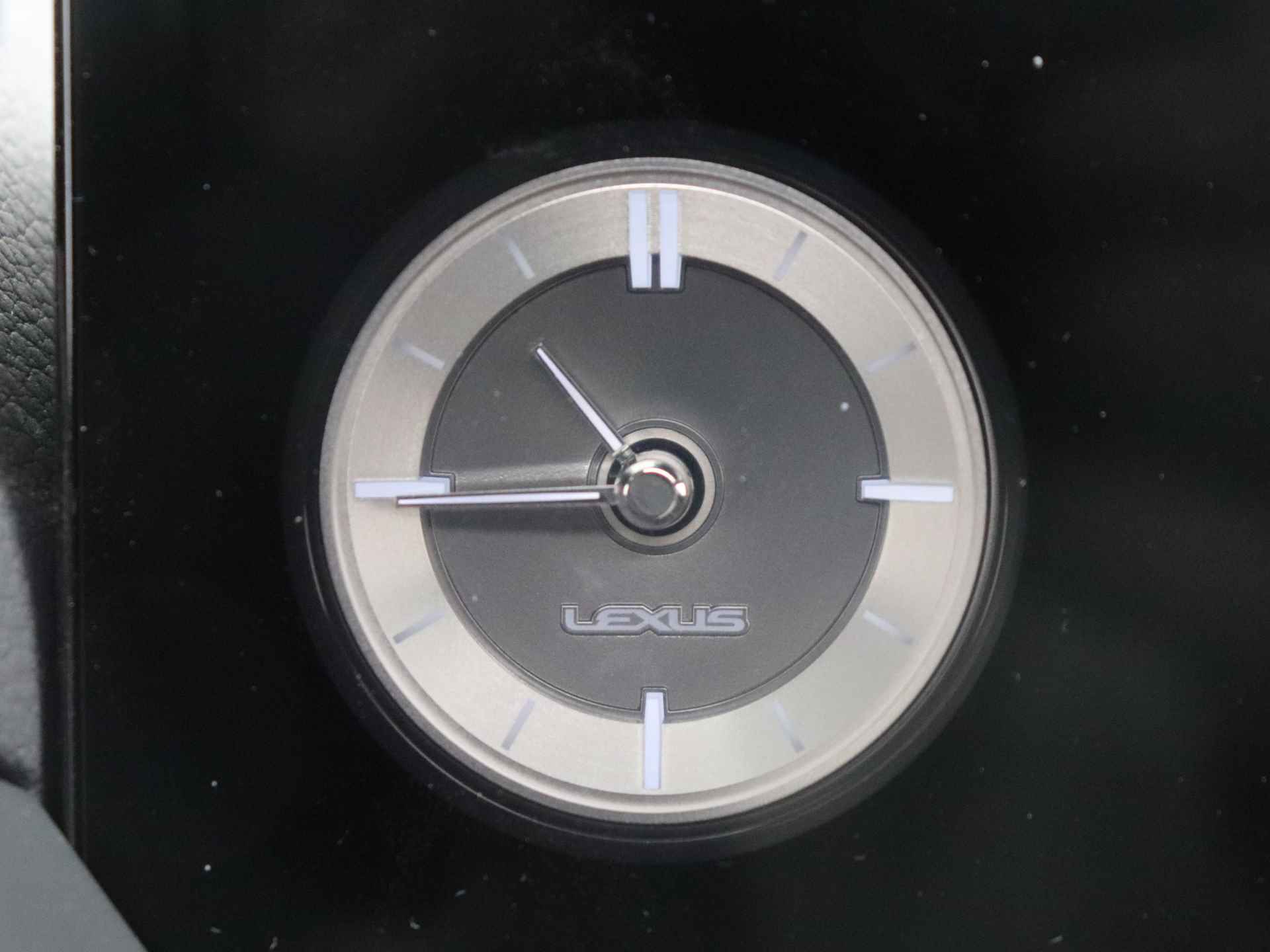 Lexus ES 300h Business Line | Premium Navigatiesysteem | Stoel- en stuurwielverwarming | Apple Carplay/ Android Auto | - 35/49
