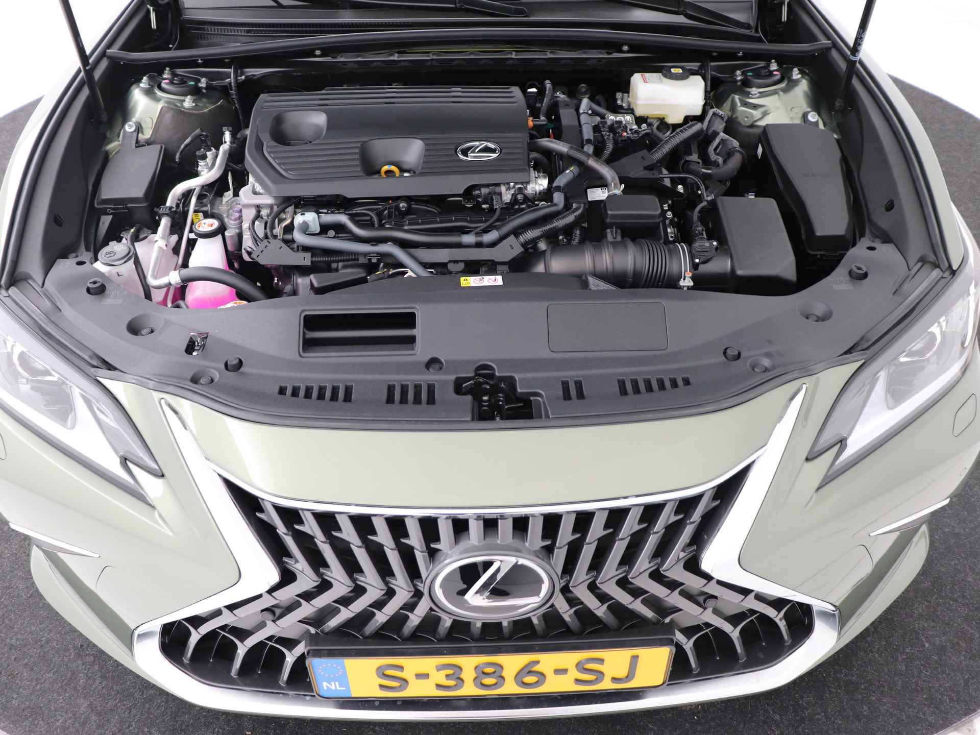 Lexus ES 300h Business Line | Premium Navigatiesysteem | Stoel- en stuurwielverwarming | Apple Carplay/ Android Auto | - 38/49