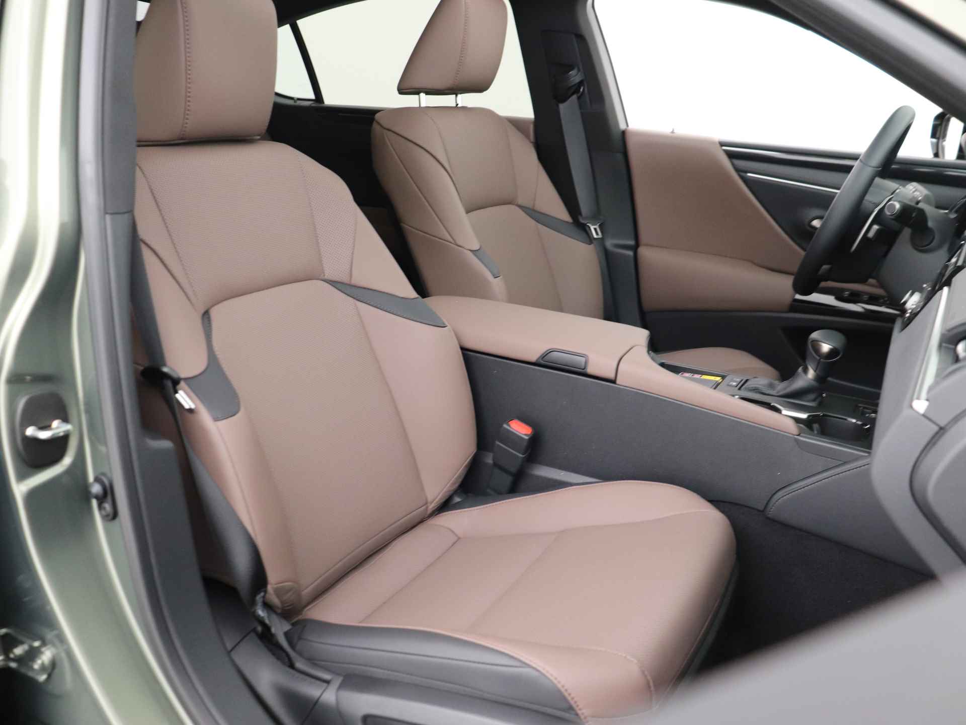 Lexus ES 300h Business Line | Premium Navigatiesysteem | Stoel- en stuurwielverwarming | Apple Carplay/ Android Auto | - 45/49