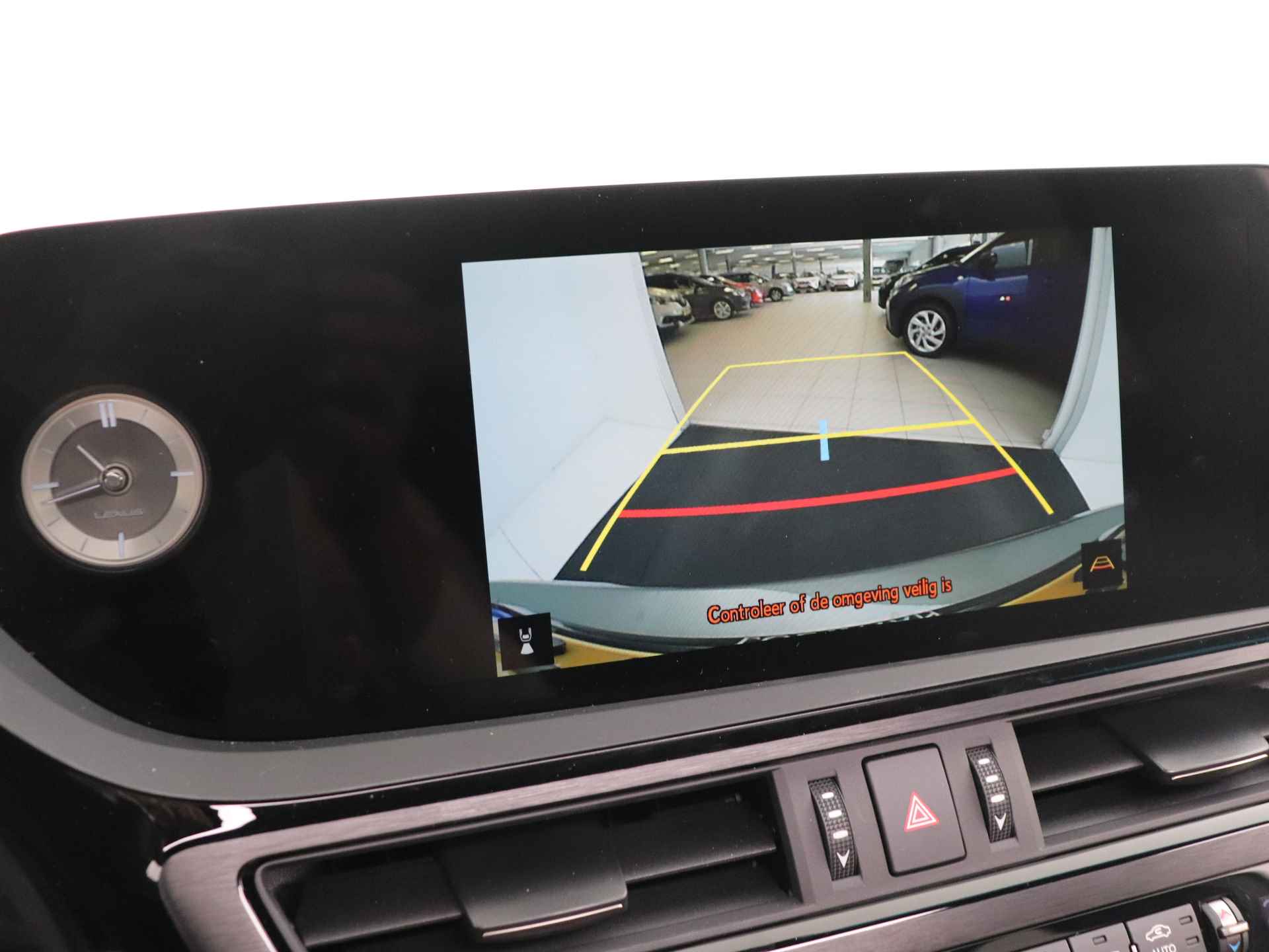 Lexus ES 300h Business Line | Premium Navigatiesysteem | Stoel- en stuurwielverwarming | Apple Carplay/ Android Auto | - 13/49