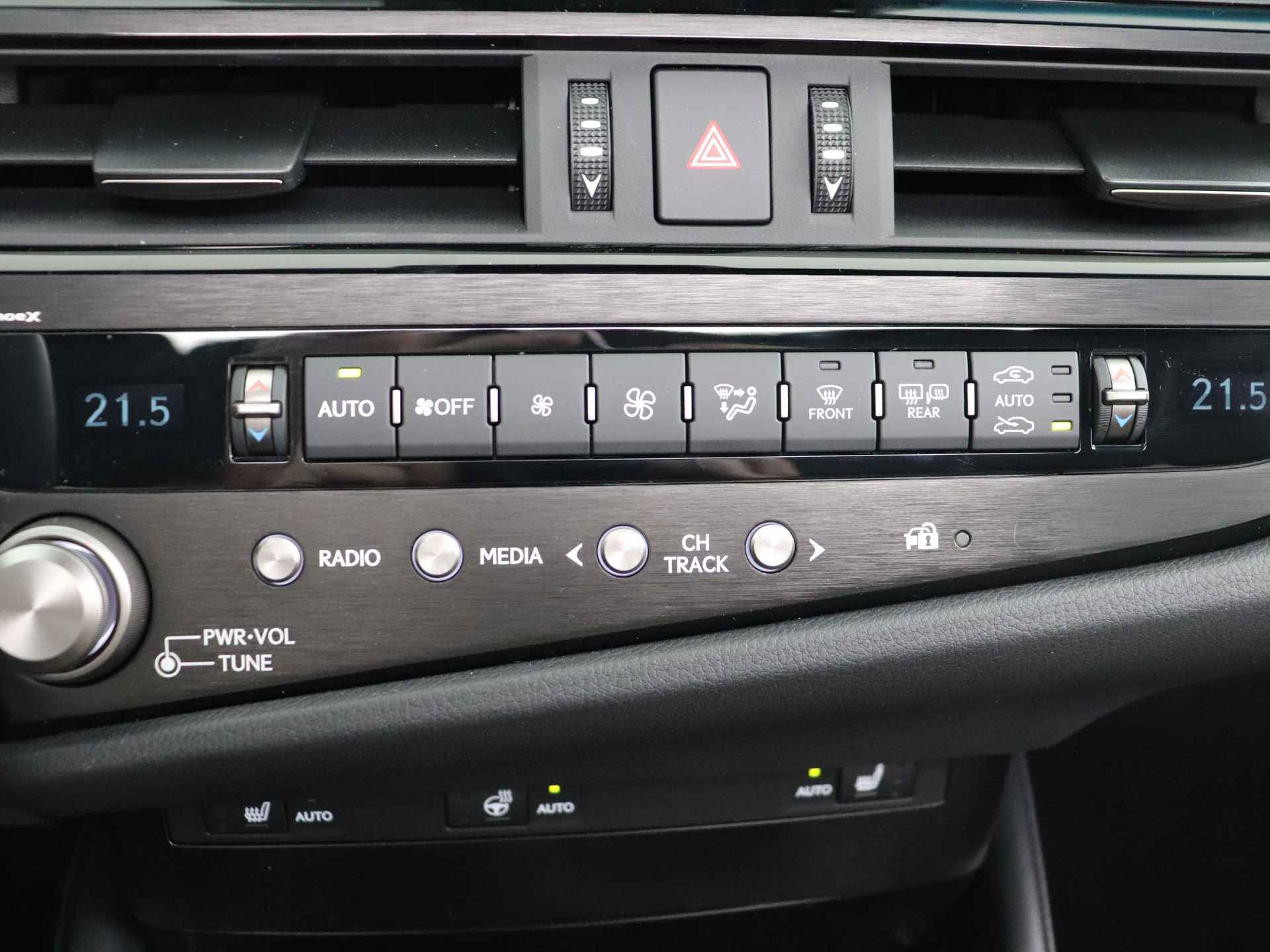 Lexus ES 300h Business Line | Premium Navigatiesysteem | Stoel- en stuurwielverwarming | Apple Carplay/ Android Auto | - 17/49