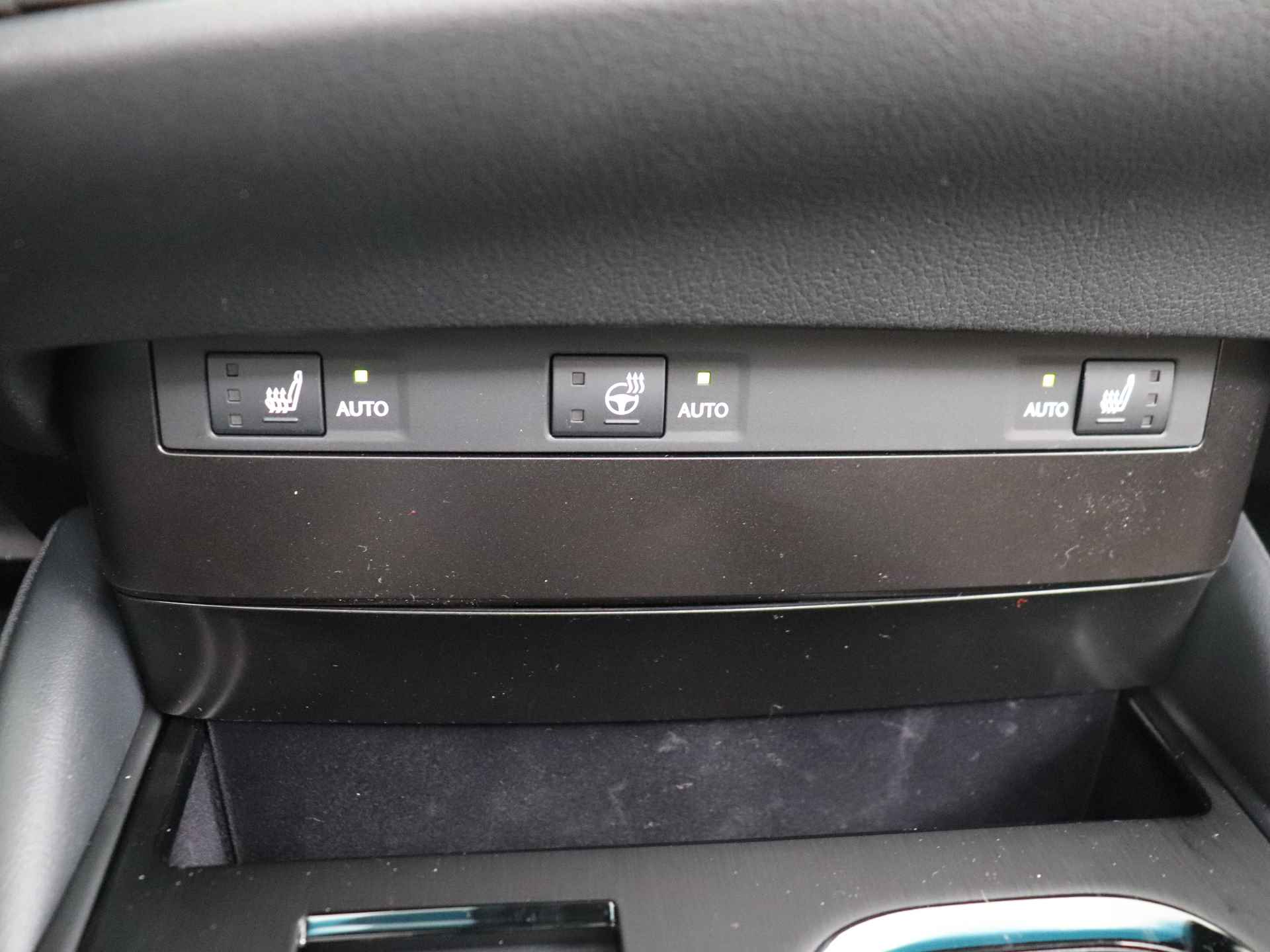 Lexus ES 300h Business Line | Premium Navigatiesysteem | Stoel- en stuurwielverwarming | Apple Carplay/ Android Auto | - 18/49