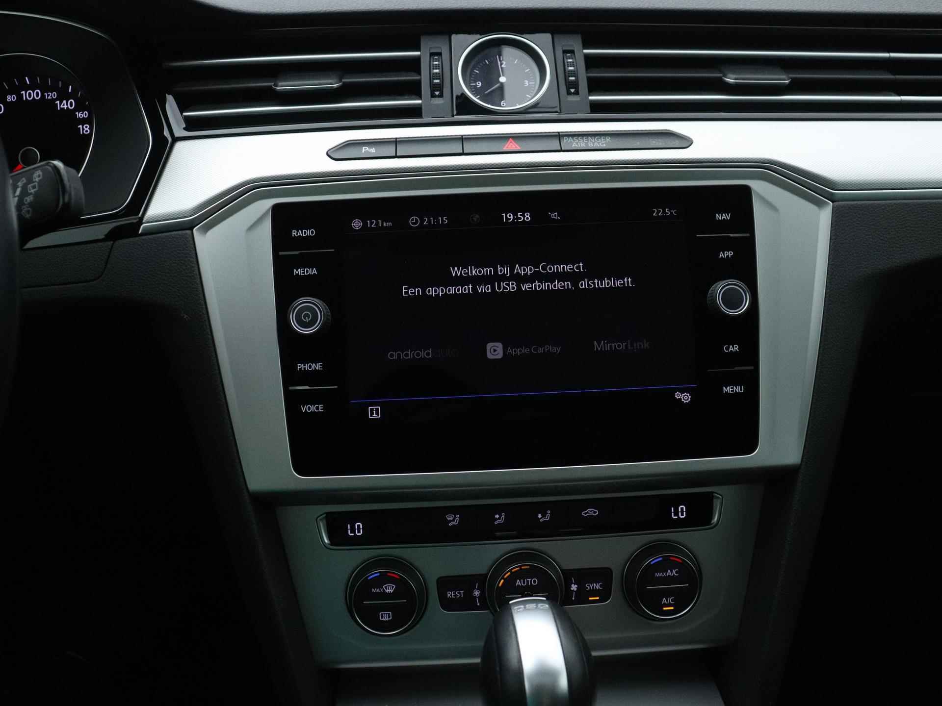 Volkswagen Passat Variant 2.0 TDI Comfortline Business 150 PK | Automaat | Navigatie | Panoramadak | Apple Carplay | Android Auto | Adaptive Cruise Control | LED | Lichtmetalen velgen | Parkeersensoren | - 13/25