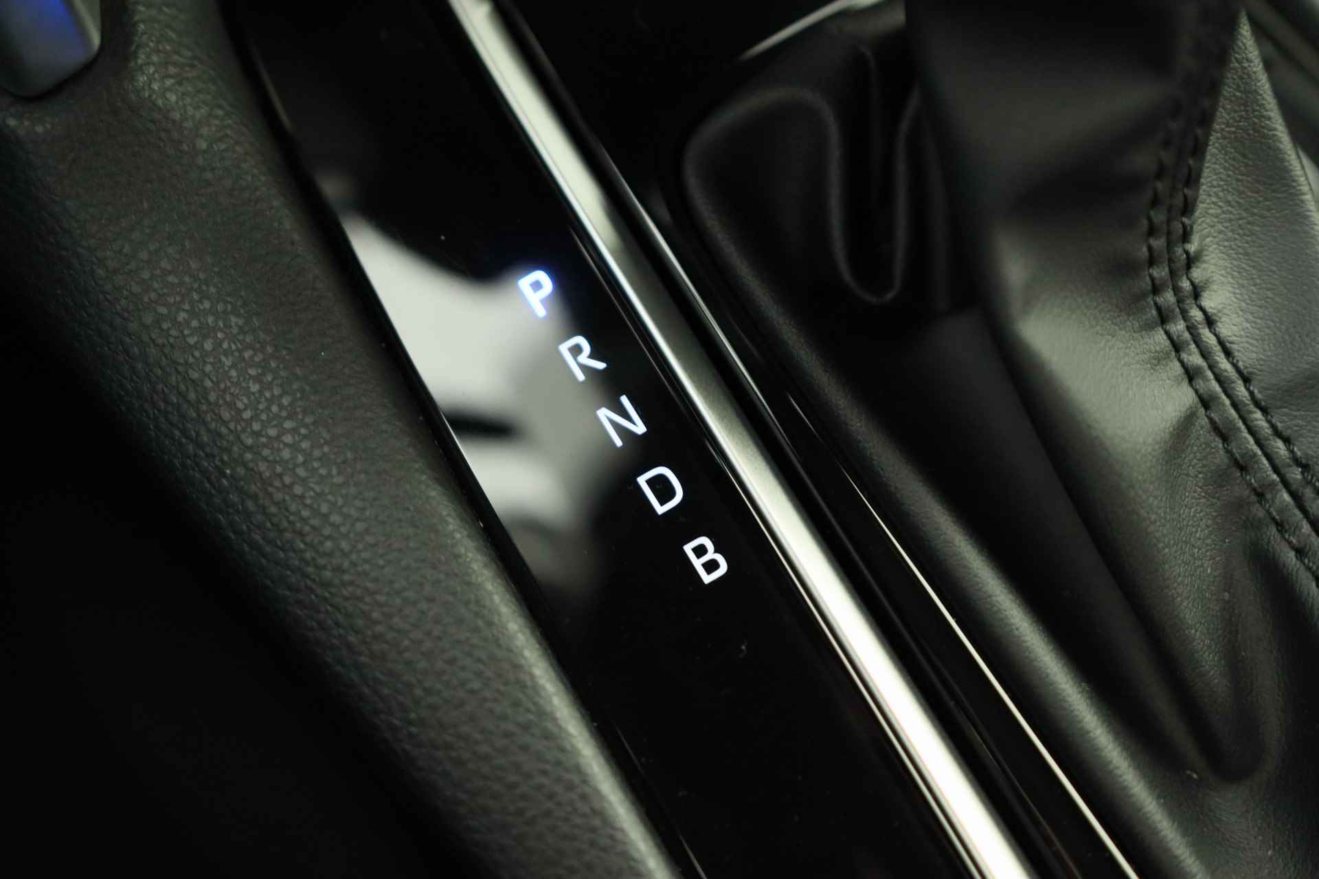 Toyota Corolla Cross Hybrid 140 Dynamic | LED | Clima | Stoel/Stuur Verwarming | Camera | Keyless | Cruise Adaptive | Navi By App | 18'' Lichtmetalen - 36/37
