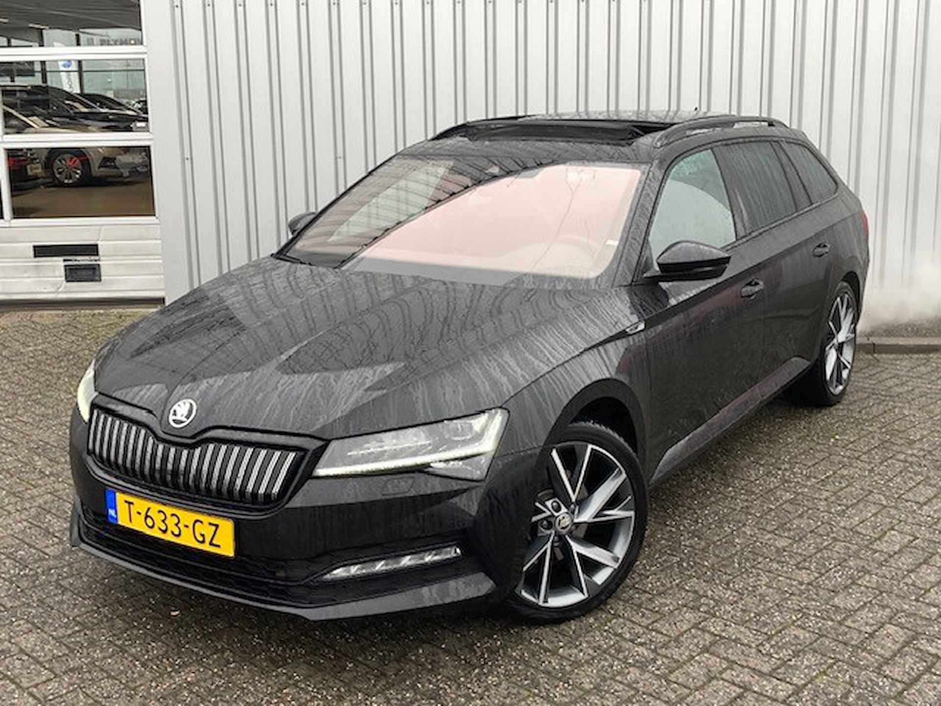 Škoda Superb Combi 1.4 TSI iV Sportline Business 218pk | Adaptief cruise control | Navigatie | Panorama dak | Dodehoekdetectie | Keyless | Ma