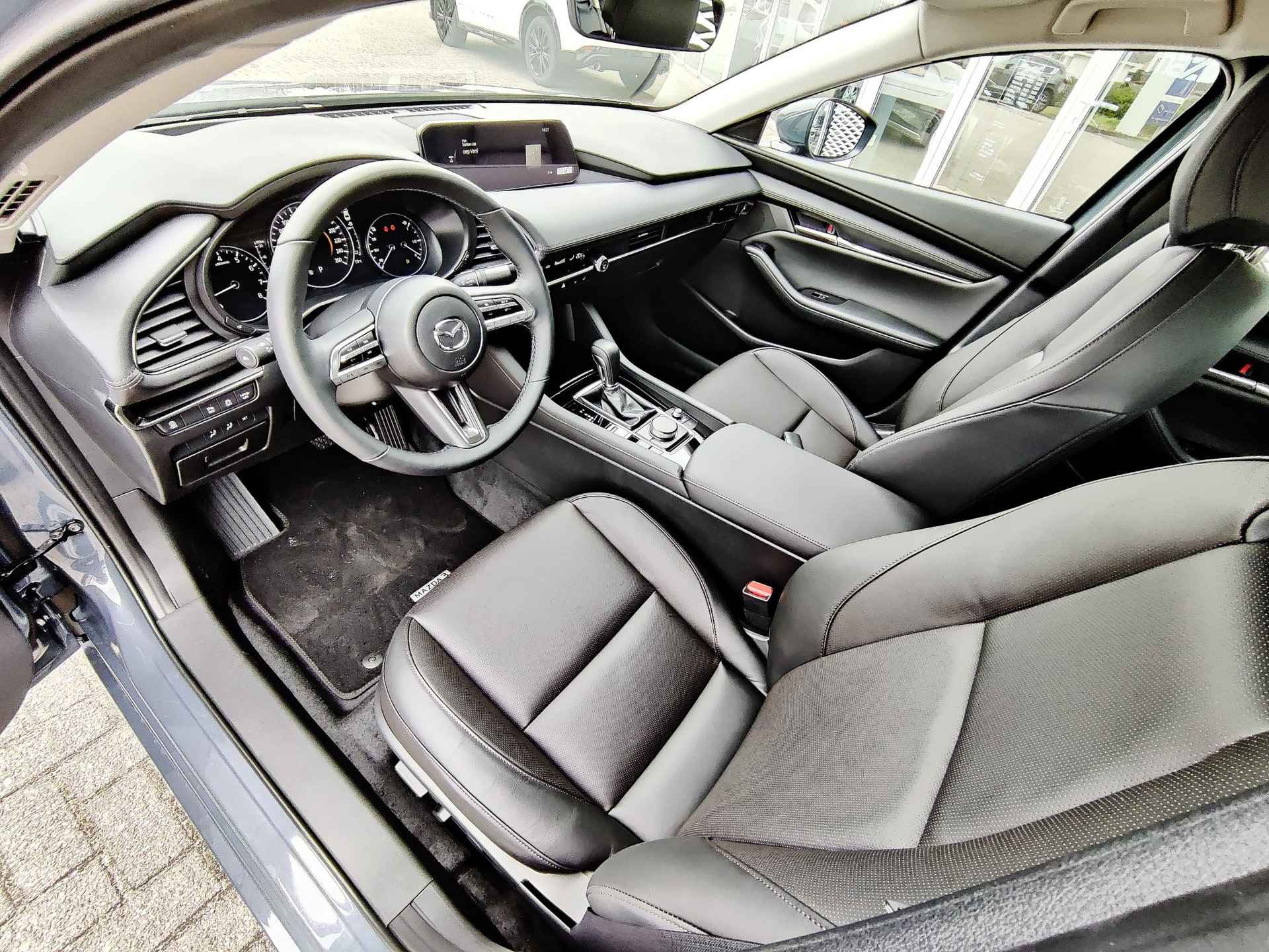 Mazda 3 2.0 E-SkyActiv-G 122 Comfort Automaat | 5.395 EURO KORTING! | LEER PAKKET | 6 JAAR GARANTIE! | - 10/31