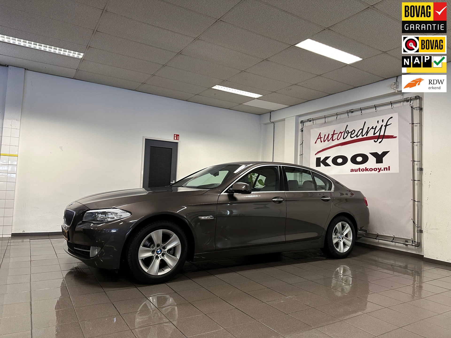 BMW 5-serie 520i * 64.240 km + NAP / Automaat / Leder / Navigatie / Xenon / NL Auto * bij viaBOVAG.nl