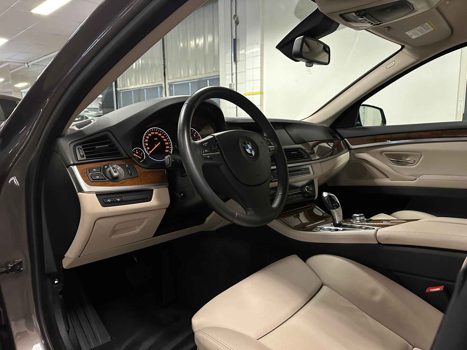 BMW 5-serie 520i * 64.240 km + NAP / Automaat / Leder / Navigatie / Xenon / NL Auto * - 13/24