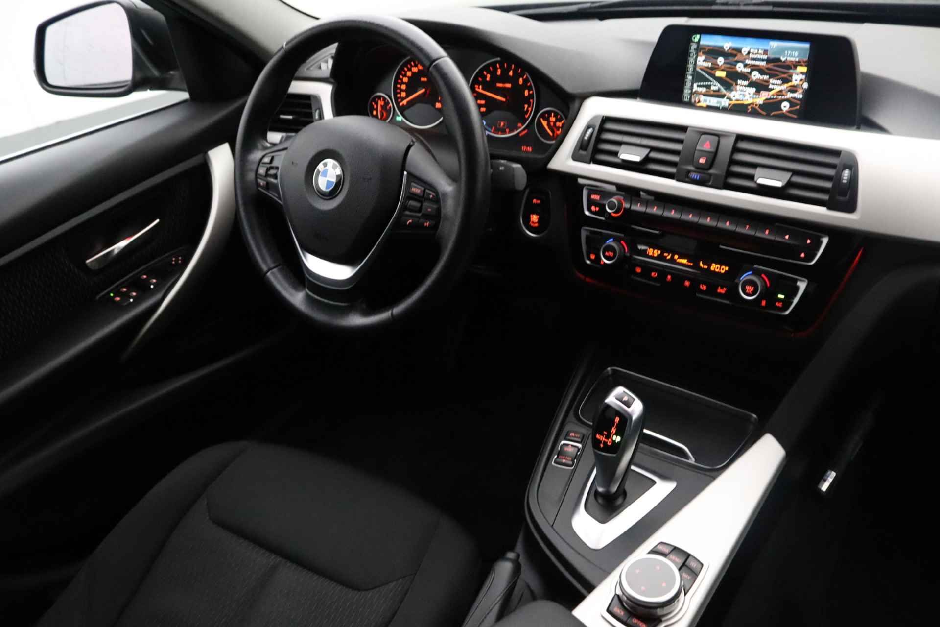 BMW 3 Serie 318i Executive | Climate control | LED koplampen | Cruise control | Parkeersensoren | Navigatie - 13/29