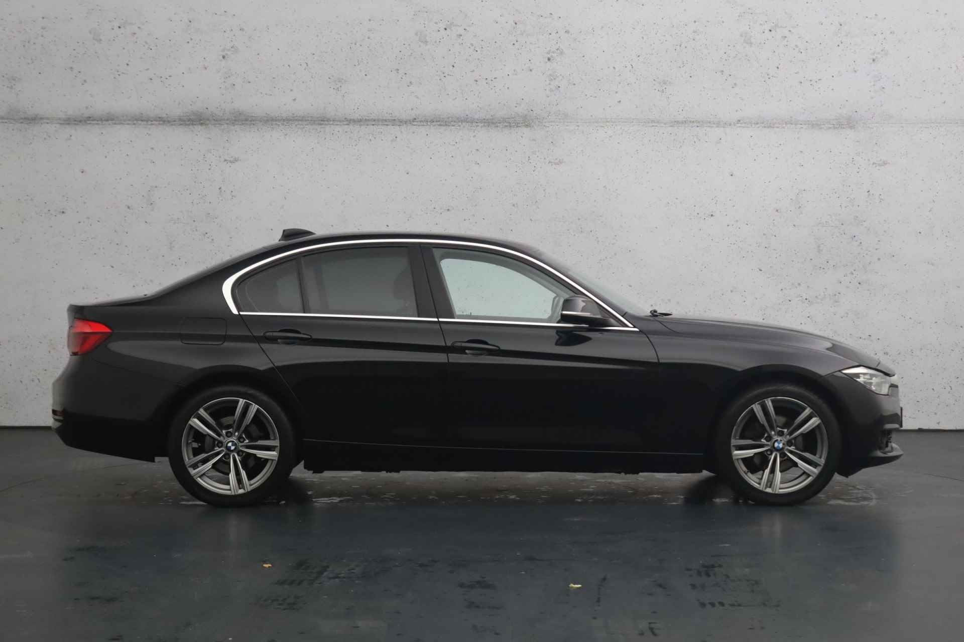 BMW 3 Serie 318i Executive | Climate control | LED koplampen | Cruise control | Parkeersensoren | Navigatie - 22/29