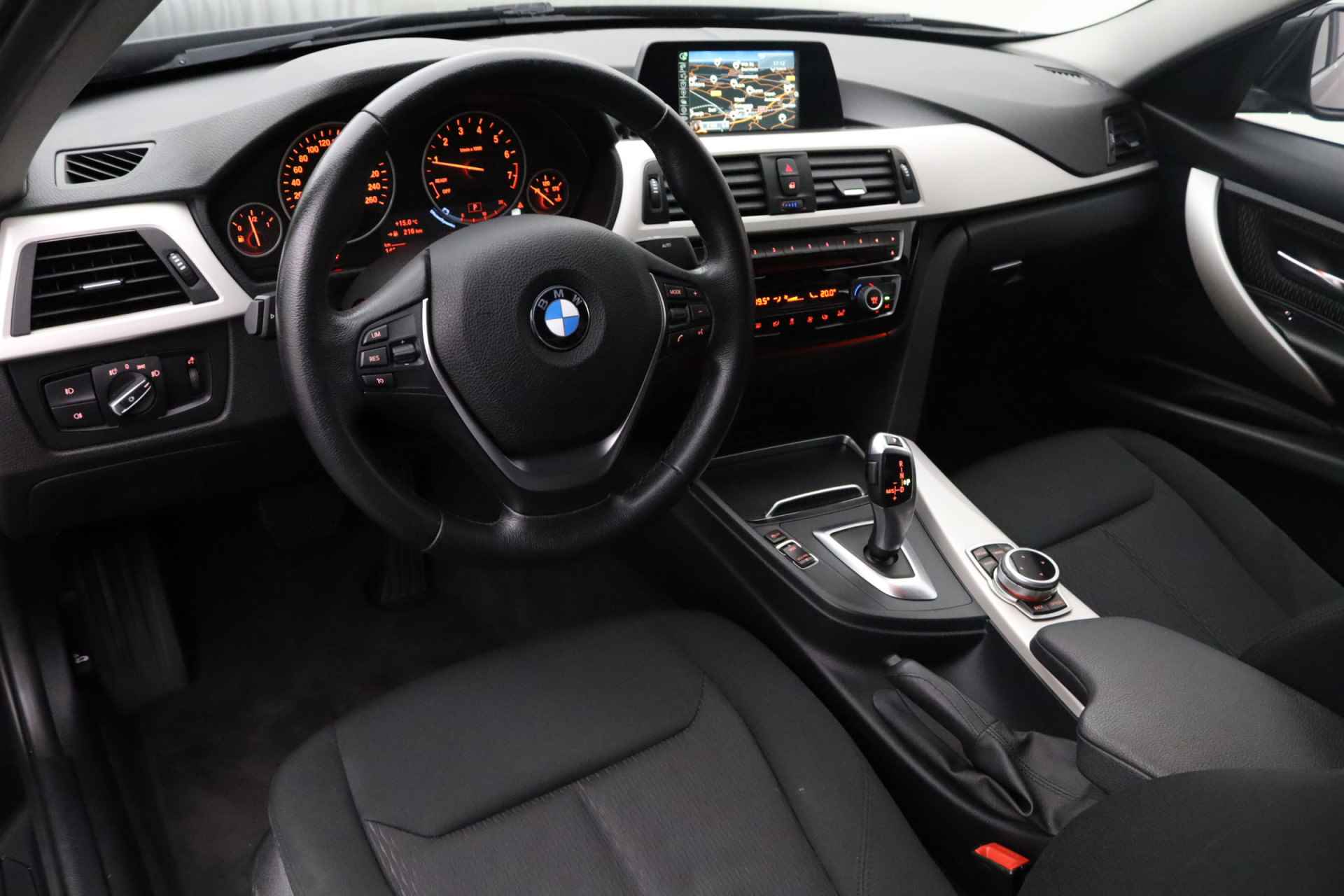 BMW 3 Serie 318i Executive | Climate control | LED koplampen | Cruise control | Parkeersensoren | Navigatie - 24/29