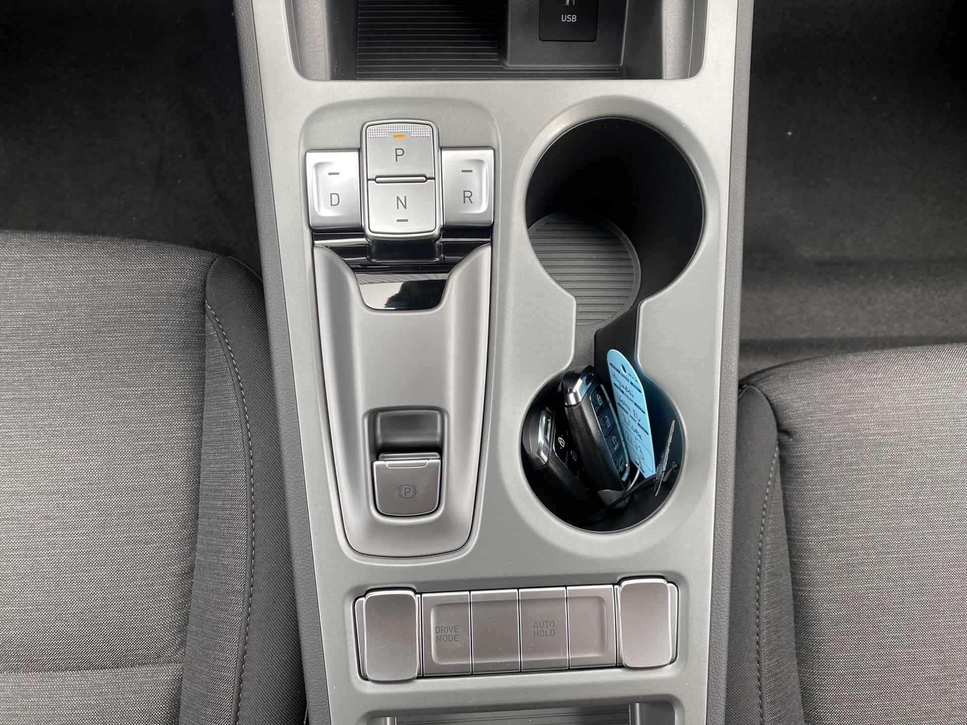 Hyundai Kona 64kWh Automaat  Pure | Navigatie | Camera | Parkeersensoren Achter | Climate Control | Cruise Control | Lichtmetalen Velgen | - 18/26