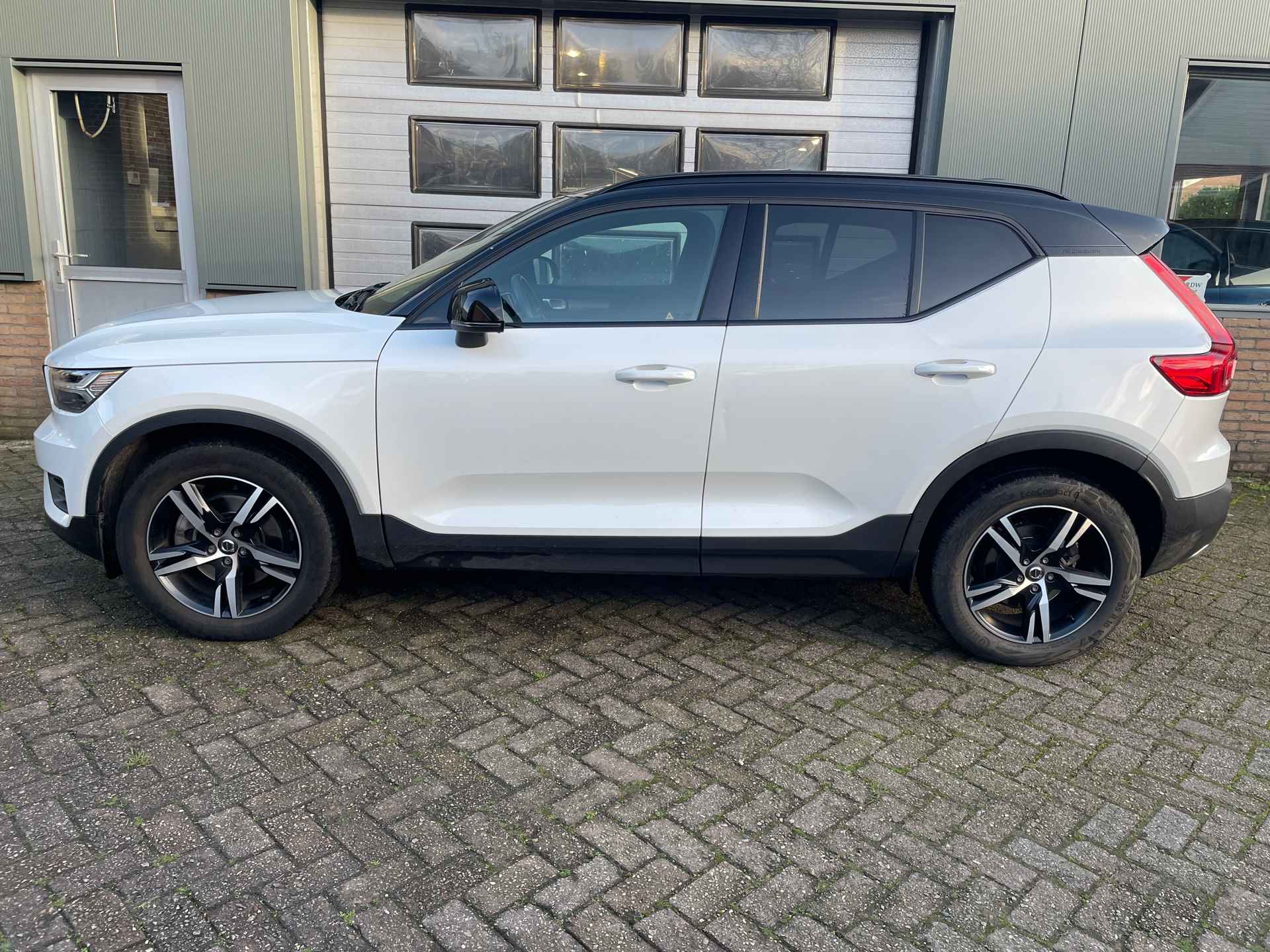 Volvo XC40 2.0 T4 AWD R-Design, Panodak, Leer - 2/21