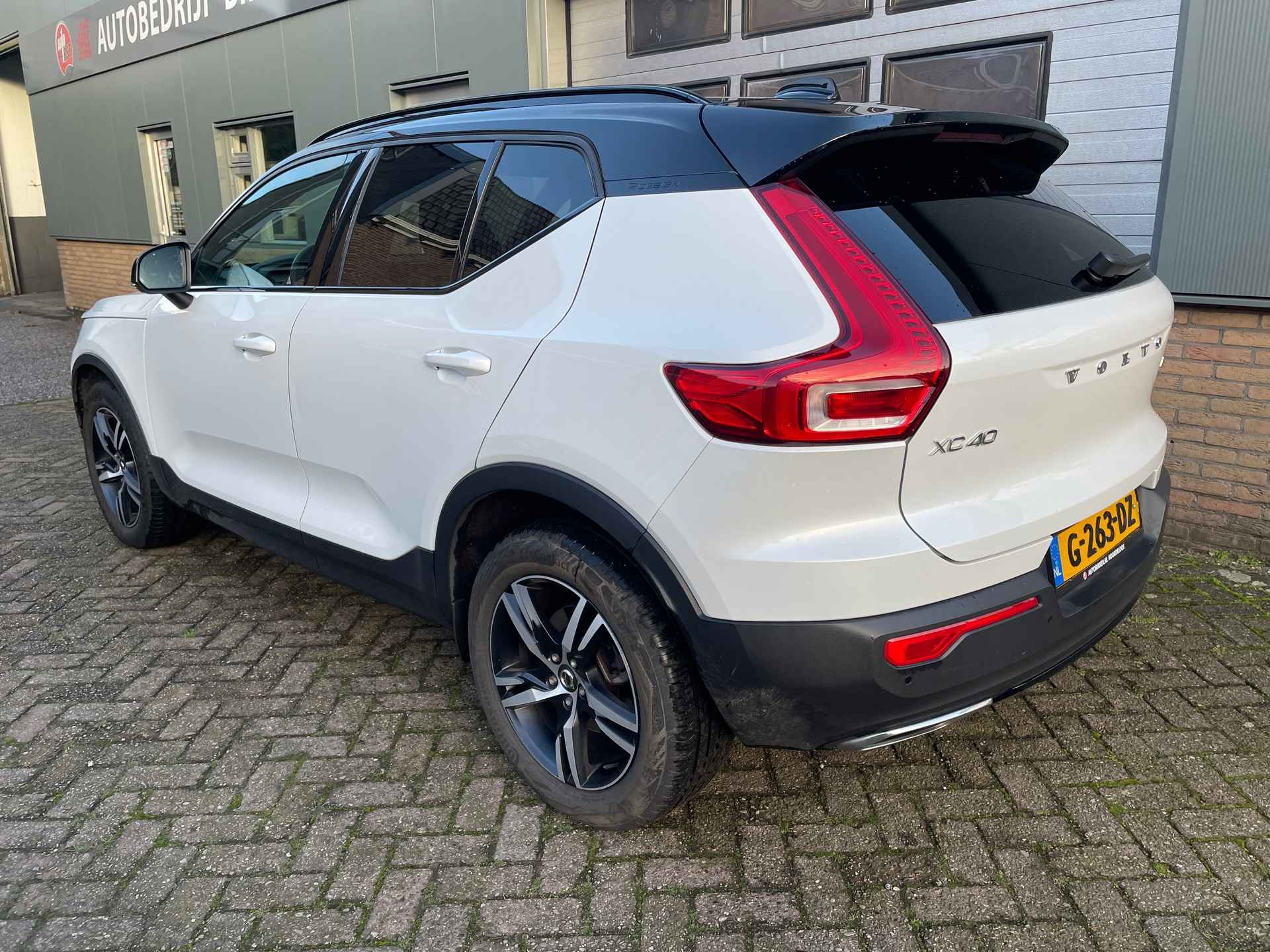 Volvo XC40 2.0 T4 AWD R-Design, Panodak, Leer - 3/21